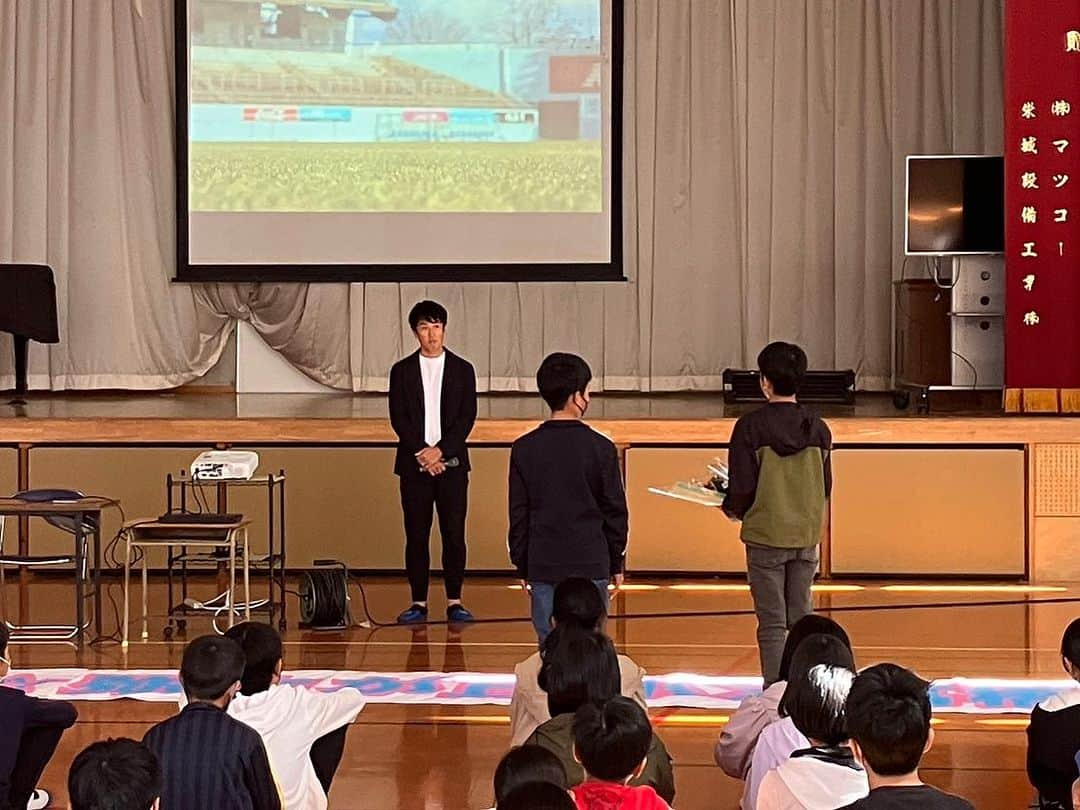 高橋義希さんのインスタグラム写真 - (高橋義希Instagram)「鳥栖市立弥生が丘小学校で夢の講演！ 弥生が丘まちづくり推進センターの皆さんや、 弥生が丘小学校の皆さんの協力のもと行うことができました。  自分の経験を精一杯伝えさせて頂きました。 少しでも生徒の皆さんに今後の夢の考え方の参考になれたら嬉しいです。  #鳥栖市 #弥生が丘小学校 #鳥栖市特命応援団長」10月31日 21時52分 - yoshikitakahashi14