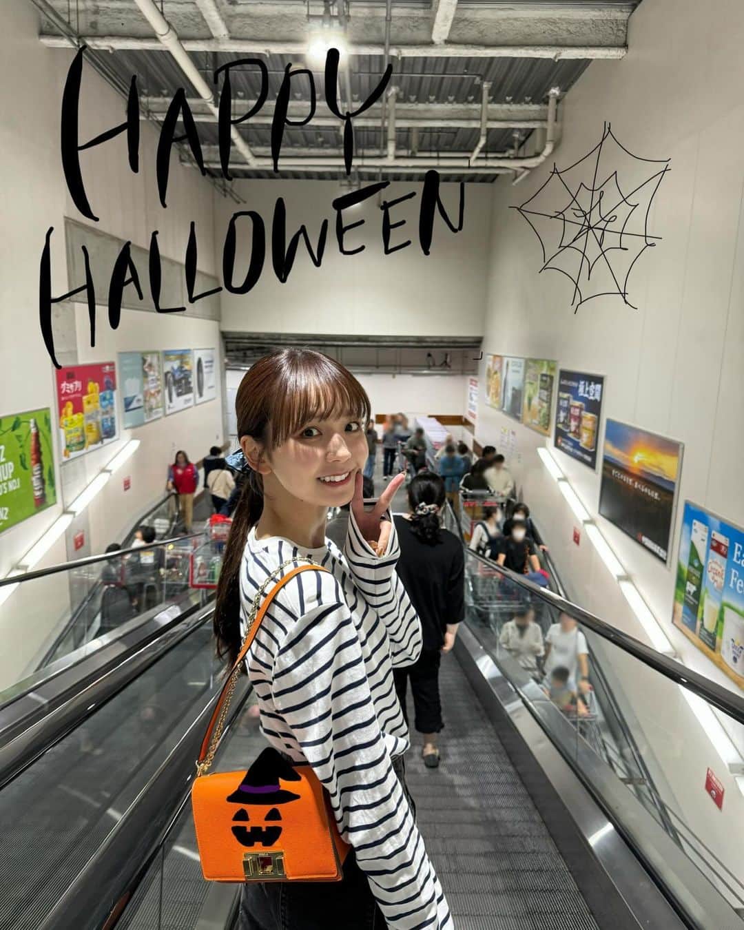 宮崎由加のインスタグラム：「Happy Halloween👻😈 ⁡ カバンにかぼちゃのお化けを書いて ハロウィン感をギリギリ演出🎃 ⁡」