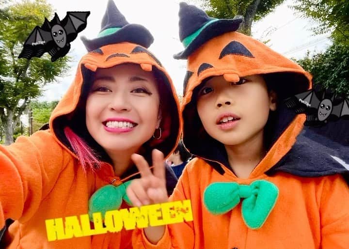 ニーコのインスタグラム：「HappyHalloween🎃🎃💜 学校終わり公園でじゅちの学校の小学2年生男子たちと〜😊お菓子食べた(カボチャおかんも参戦) #HappyHalloween#ハッピーハロウィン#カボチャ親子」
