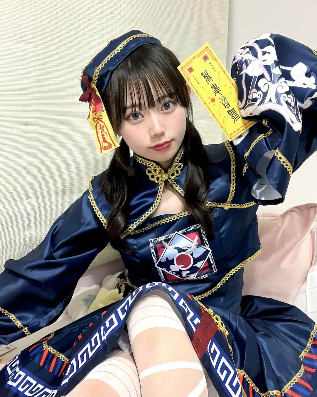 本望あやかのインスタグラム：「🎃HappyHalloween👻  今年はキョンシー💀🩵 （コンタクト片目してないの内緒）」