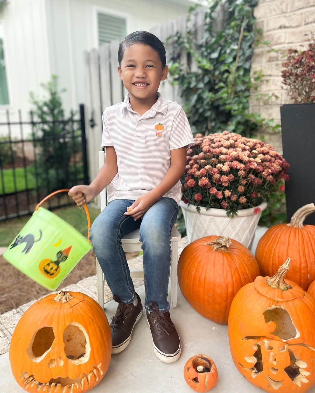 アディソン・ラッセルのインスタグラム：「Somebody is excited to get to school on this Halloween morning! His costume is way too big to wear to school, so we are just wearing a simple shark costume over this. Stay tuned for the grand finale look tonight 👻👻👻」