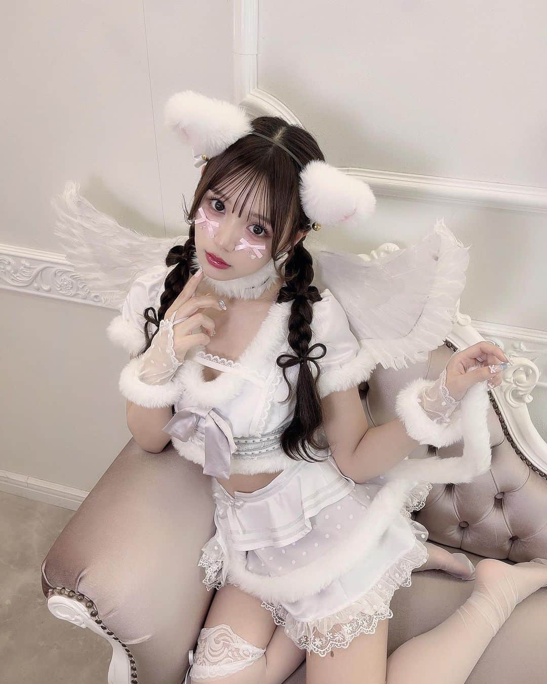 古澤里紗のインスタグラム：「🕯🎃*⸜𝑯𝒂𝒑𝒑𝒚 𝑯𝒂𝒍𝒍𝒐𝒘𝒆𝒆𝒏⸝*💀🕯  . . .  今年は、撮影でたーーーくさん コスプレしたなあ〜  猫とバニーちゃんが1番多かった🎀''  来年はなにしよう？ なにがい？  あ、お菓子はマカロンかフィナンシェで ^ ᴗ . ᴗ ^🧁  . . . #フレンチガーリー  #ハロウィン  #ハロウィンコスプレ #コスプレ」