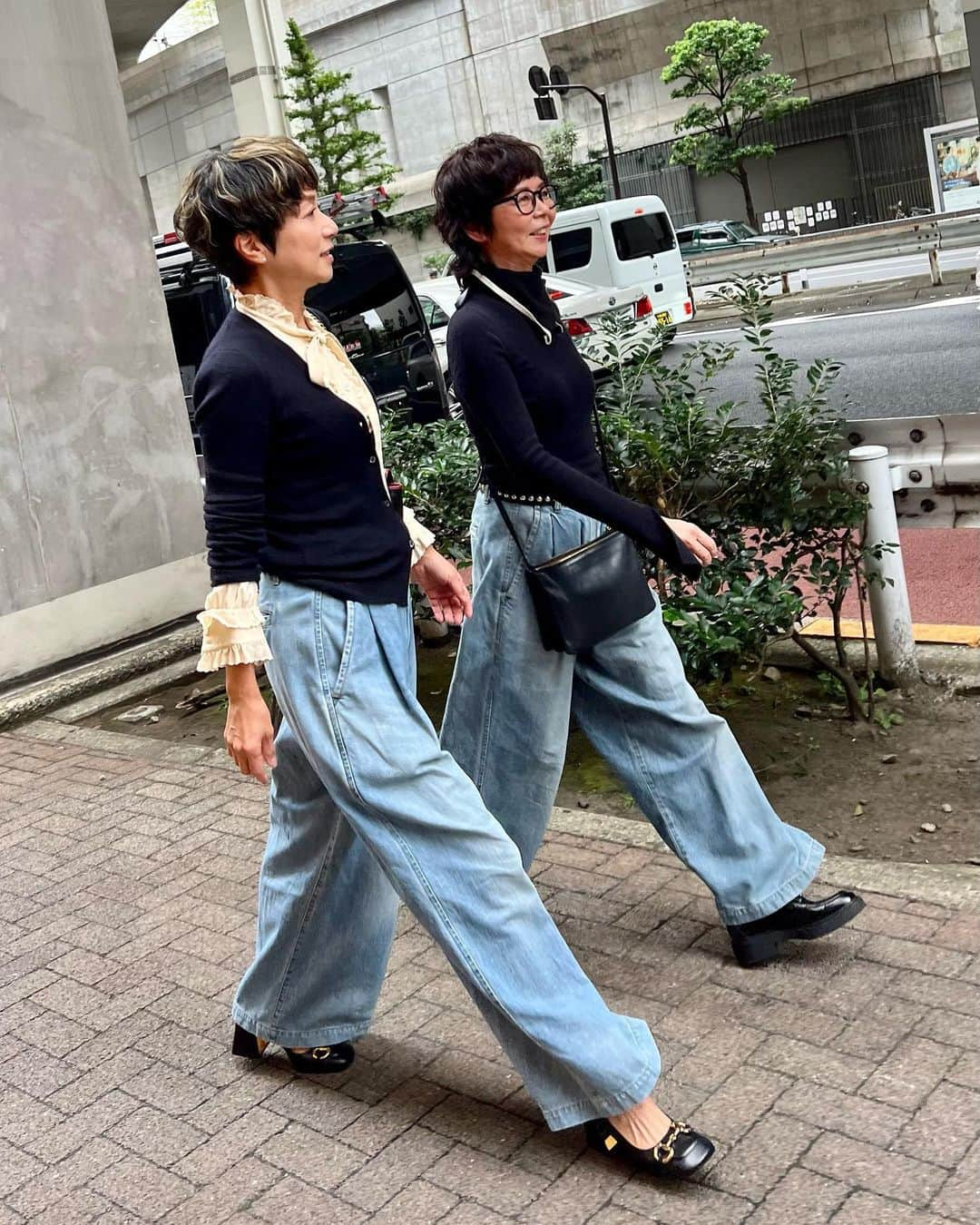 黒田知永子のインスタグラム：「. 美味しいお鮨のランチを食べて🍣🍺、カフェベローチェでソフトクリームののったコーヒーゼリーを食べて、満腹😑  楽しいお昼❗️with敦子さん🤳 （徳ちゃんと私は同じ @yunahica のデニムでした〜💙）  #徳田郁子  #佐伯敦子  #yunahica_chieko  #ワイドデニム #ブラウスはセリーヌ #黒田知永子 #chiekokuroda」