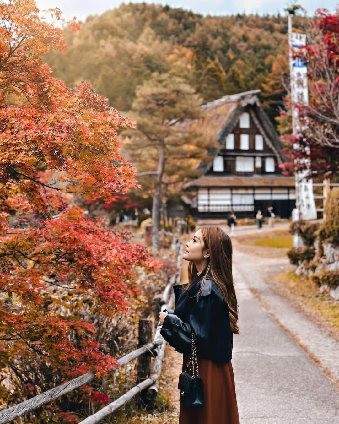 Stella Leeのインスタグラム：「The beauty of Japan’s 4 seasons never fail to impress me 🍁  Bonus Telali jogging di taman 🍂🍂」