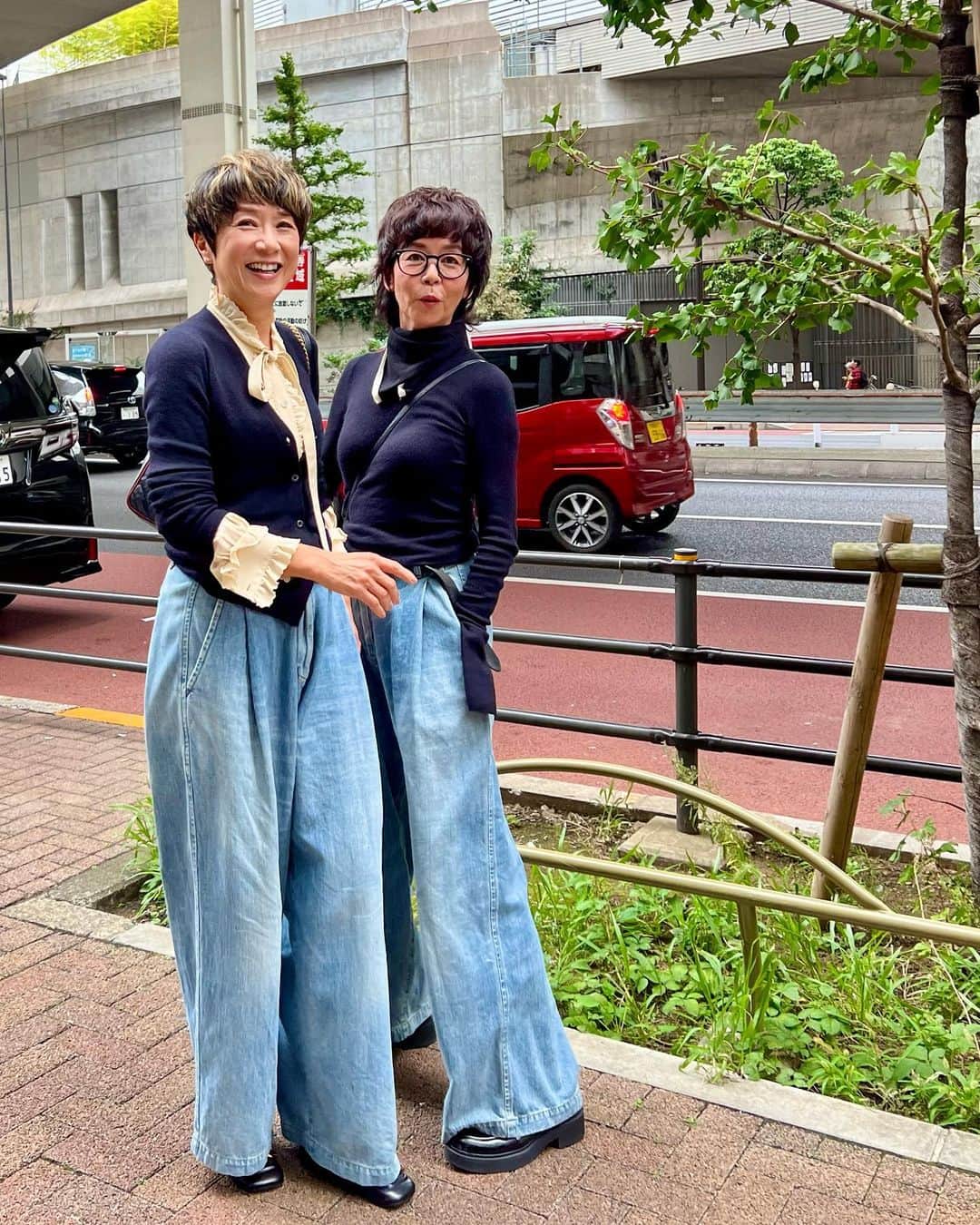 黒田知永子さんのインスタグラム写真 - (黒田知永子Instagram)「. 美味しいお鮨のランチを食べて🍣🍺、カフェベローチェでソフトクリームののったコーヒーゼリーを食べて、満腹😑  楽しいお昼❗️with敦子さん🤳 （徳ちゃんと私は同じ @yunahica のデニムでした〜💙）  #徳田郁子  #佐伯敦子  #yunahica_chieko  #ワイドデニム #ブラウスはセリーヌ #黒田知永子 #chiekokuroda」10月31日 22時04分 - kuroda_chieko