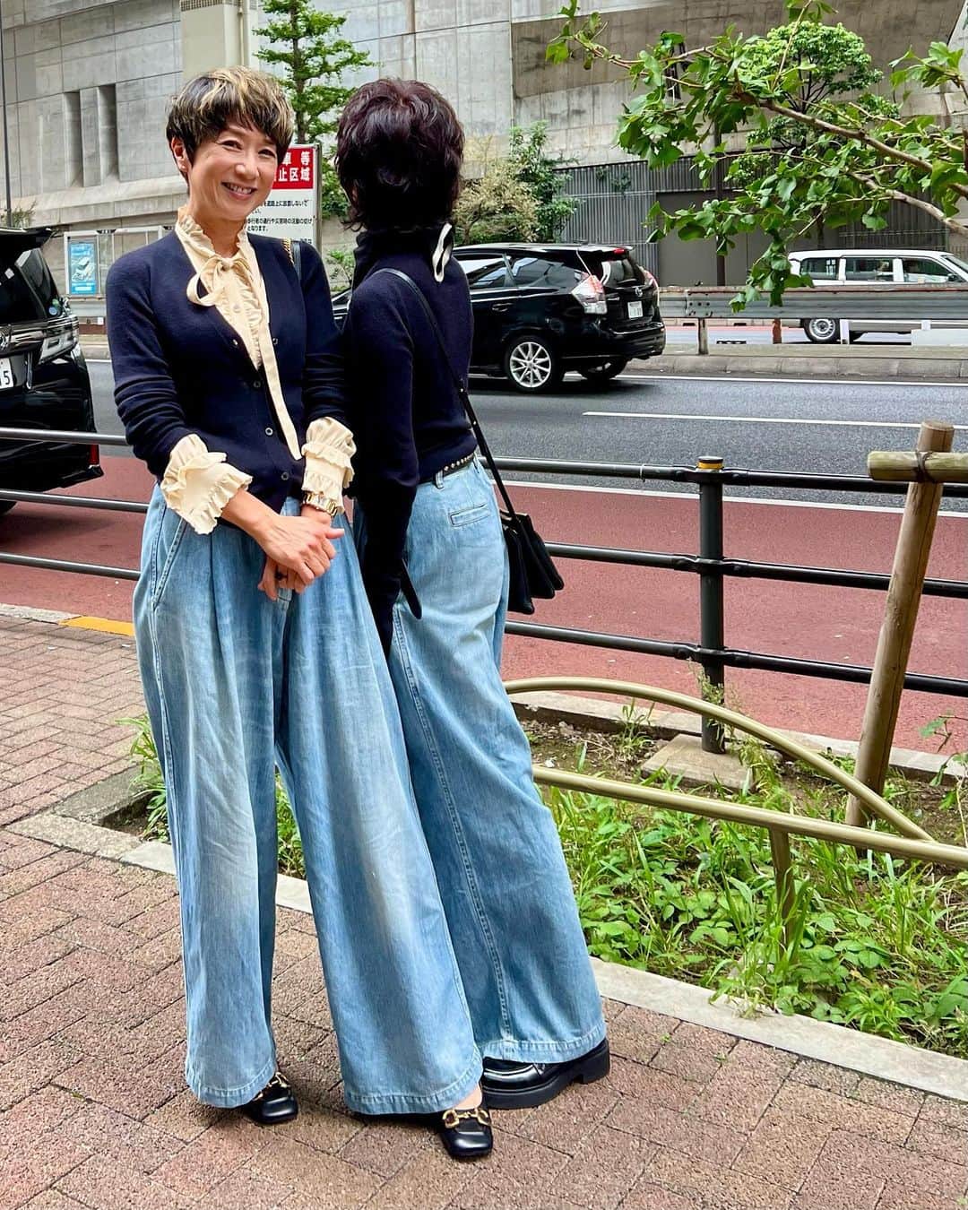 黒田知永子さんのインスタグラム写真 - (黒田知永子Instagram)「. 美味しいお鮨のランチを食べて🍣🍺、カフェベローチェでソフトクリームののったコーヒーゼリーを食べて、満腹😑  楽しいお昼❗️with敦子さん🤳 （徳ちゃんと私は同じ @yunahica のデニムでした〜💙）  #徳田郁子  #佐伯敦子  #yunahica_chieko  #ワイドデニム #ブラウスはセリーヌ #黒田知永子 #chiekokuroda」10月31日 22時04分 - kuroda_chieko