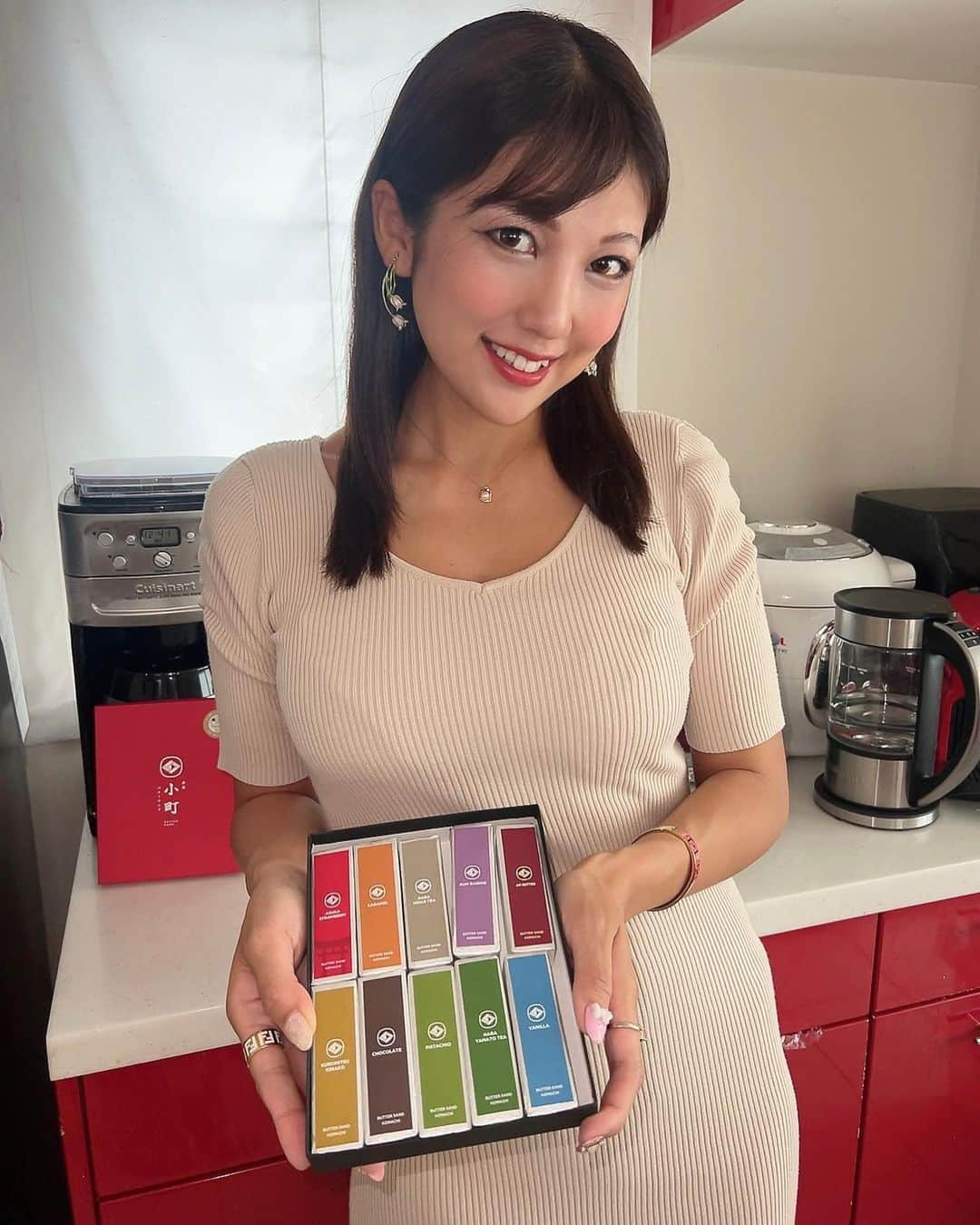 神谷麻美さんのインスタグラム写真 - (神谷麻美Instagram)「無添加の #生バターサンド だよ🥰🌈💖✨️ すごく美味しすぎるっ👸💖✨️  上品な甘さで口どけなめらかなバターサンドで、全然重くないの🍪💖✨️  1 0 フレーバー🍪どの味も美味しすぎる❤️✨️ 全部好き🍵🌿‬🍓💖✨️ 奈良県産だよ💖✨️  添加物、着色料、保存料を一切使用してないよ💕🍀✨️  #PR @komachi.buttersand  #バターサンド専門店小町 #バターサンドクッキー #バターサンド #無添加お菓子 #無添加スイーツ #無添加商品 #お取り寄せお菓子」10月31日 21時57分 - asamice428