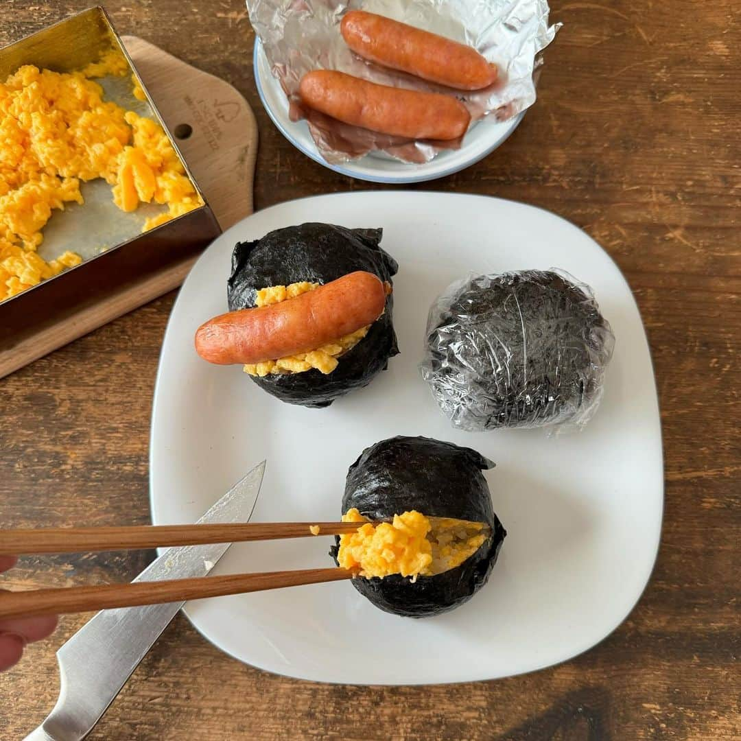 Tesshiさんのインスタグラム写真 - (TesshiInstagram)「甘い炒りたまごとソーセージで酢飯おにぎり Sushi rice Onigiri with sweet scrambled eggs and sausages #ごちそうおにぎり #OnigiriAction #yummy #homemade #healthy #onigiri #halloween #eggs #sausage #おいしい #おにぎり #おむすび #卵 #ソーセージ #ハロウィン #マカロニメイト #フーディーテーブル #手作り  甘い炒りたまご液→卵2個、水大1、マヨネーズ大1/2、砂糖大1/2、塩ひとつまみ Sweet scrambled egg mixture… 2 eggs, 1 tbsp water, 1/2 tbsp mayonnaise, 1/2 tbsp sugar, a pinch of salt  もはや謎で失礼いたします、、 ハッピーハロウィン👻  #新米 @yukitsubakiofficial」10月31日 21時57分 - tmytsm