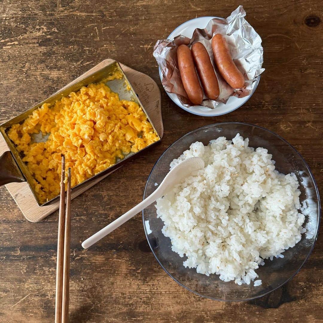 Tesshiさんのインスタグラム写真 - (TesshiInstagram)「甘い炒りたまごとソーセージで酢飯おにぎり Sushi rice Onigiri with sweet scrambled eggs and sausages #ごちそうおにぎり #OnigiriAction #yummy #homemade #healthy #onigiri #halloween #eggs #sausage #おいしい #おにぎり #おむすび #卵 #ソーセージ #ハロウィン #マカロニメイト #フーディーテーブル #手作り  甘い炒りたまご液→卵2個、水大1、マヨネーズ大1/2、砂糖大1/2、塩ひとつまみ Sweet scrambled egg mixture… 2 eggs, 1 tbsp water, 1/2 tbsp mayonnaise, 1/2 tbsp sugar, a pinch of salt  もはや謎で失礼いたします、、 ハッピーハロウィン👻  #新米 @yukitsubakiofficial」10月31日 21時57分 - tmytsm