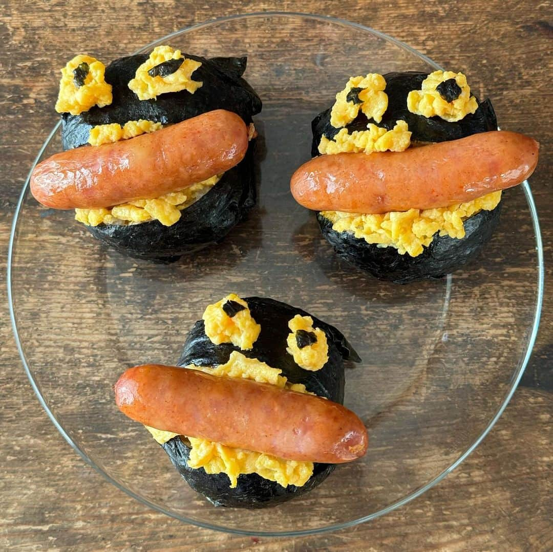 Tesshiさんのインスタグラム写真 - (TesshiInstagram)「甘い炒りたまごとソーセージで酢飯おにぎり Sushi rice Onigiri with sweet scrambled eggs and sausages #ごちそうおにぎり #OnigiriAction #yummy #homemade #healthy #onigiri #halloween #eggs #sausage #おいしい #おにぎり #おむすび #卵 #ソーセージ #ハロウィン #マカロニメイト #フーディーテーブル #手作り  甘い炒りたまご液→卵2個、水大1、マヨネーズ大1/2、砂糖大1/2、塩ひとつまみ Sweet scrambled egg mixture… 2 eggs, 1 tbsp water, 1/2 tbsp mayonnaise, 1/2 tbsp sugar, a pinch of salt  もはや謎で失礼いたします、、 ハッピーハロウィン👻  #新米 @yukitsubakiofficial」10月31日 21時57分 - tmytsm