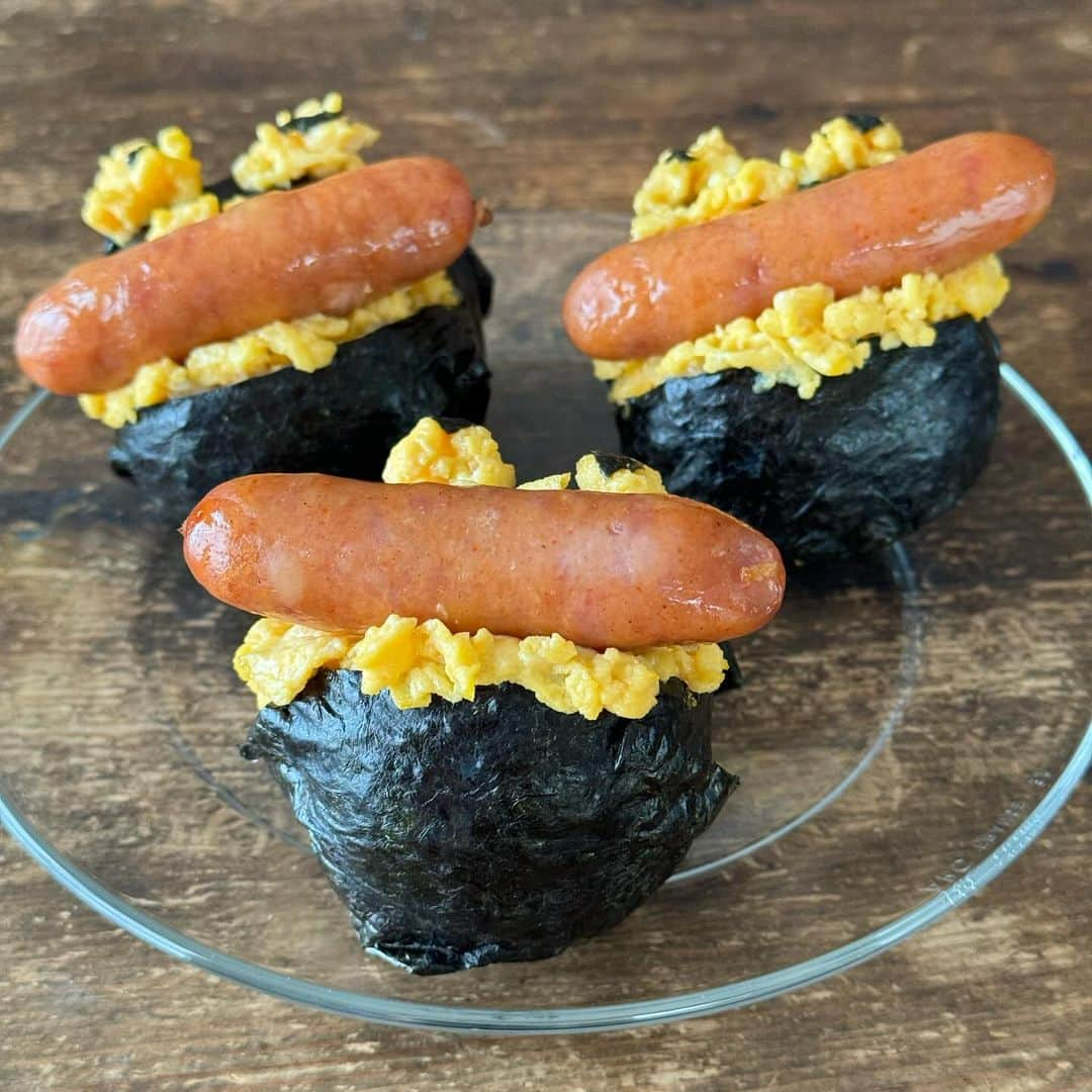 Tesshiのインスタグラム：「甘い炒りたまごとソーセージで酢飯おにぎり Sushi rice Onigiri with sweet scrambled eggs and sausages #ごちそうおにぎり #OnigiriAction #yummy #homemade #healthy #onigiri #halloween #eggs #sausage #おいしい #おにぎり #おむすび #卵 #ソーセージ #ハロウィン #マカロニメイト #フーディーテーブル #手作り  甘い炒りたまご液→卵2個、水大1、マヨネーズ大1/2、砂糖大1/2、塩ひとつまみ Sweet scrambled egg mixture… 2 eggs, 1 tbsp water, 1/2 tbsp mayonnaise, 1/2 tbsp sugar, a pinch of salt  もはや謎で失礼いたします、、 ハッピーハロウィン👻  #新米 @yukitsubakiofficial」