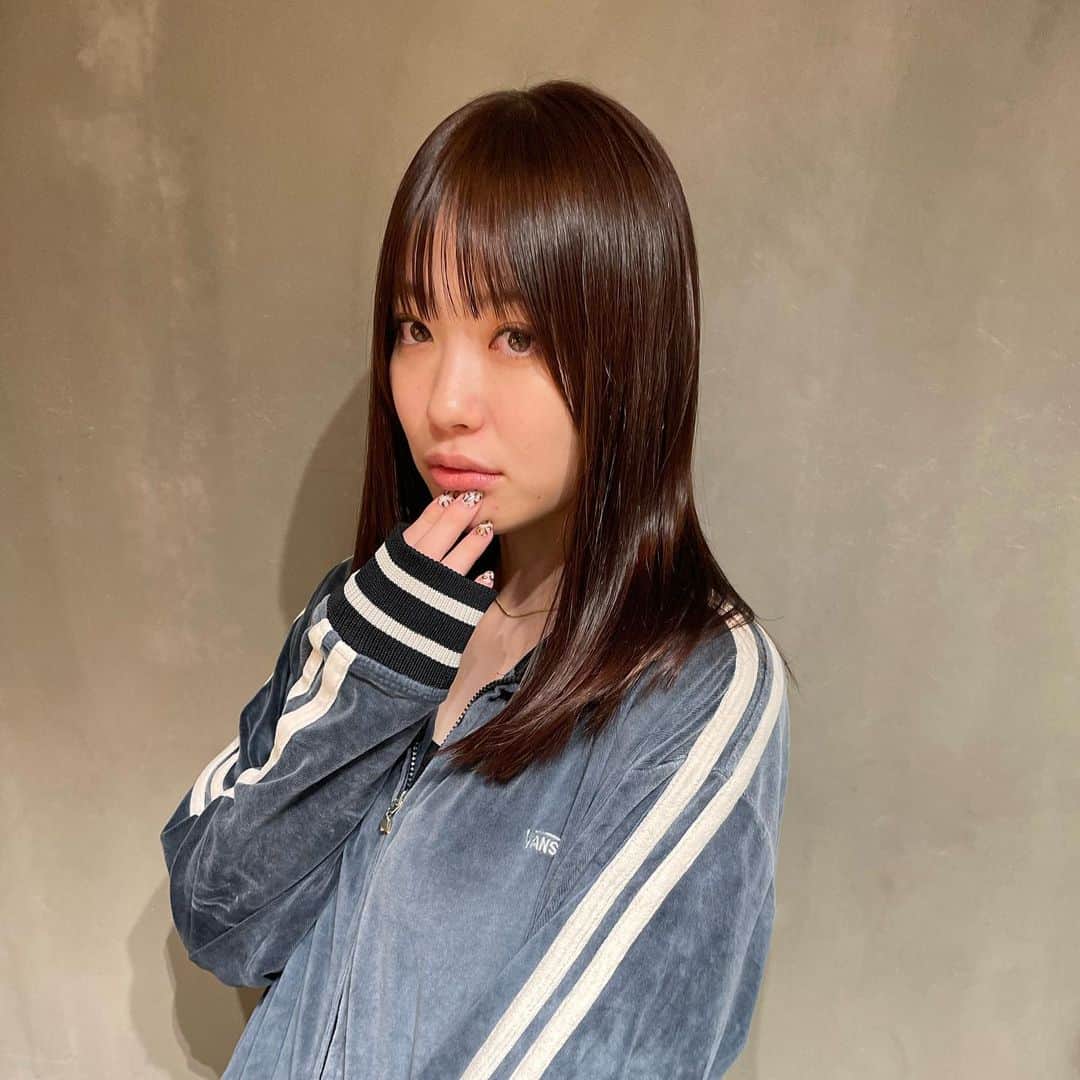 高嶋芙佳のインスタグラム：「前髪気に入ってる サラサラな髪幸せだね！」