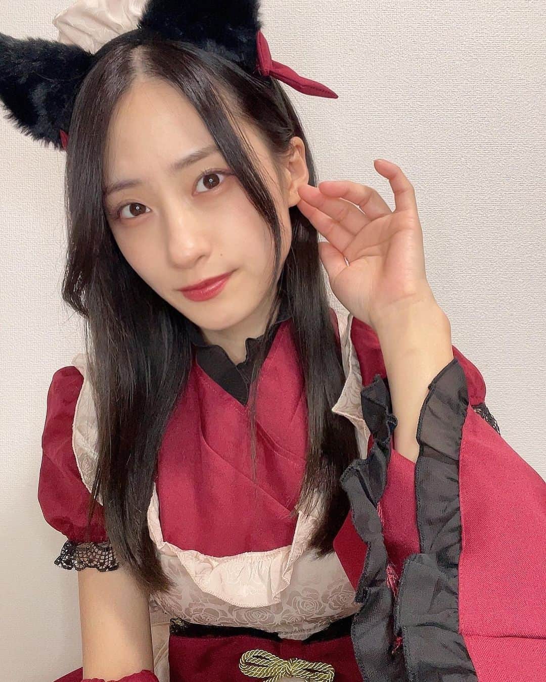 澄田綾乃のインスタグラム：「ここで働かせてにゃ🐈‍⬛  #ハロウィン ＃猫コス」