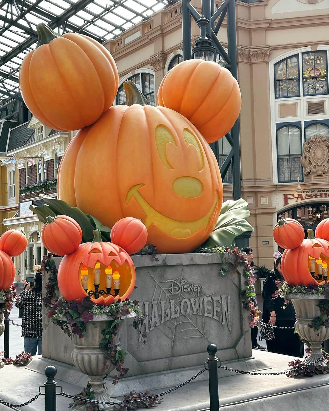 金城ゆきさんのインスタグラム写真 - (金城ゆきInstagram)「久しぶりのディズニーハロウィン🎃👻 今年もギリギリ間に合った♥  ディズニーってやっぱりいつ来てもたのしいよね🐭✨ショー観てたらちょっと感動しちゃった🥹  #ディズニーランド#ディズニーハロウィン#ハロウィン」10月31日 21時59分 - yukikaneshiro