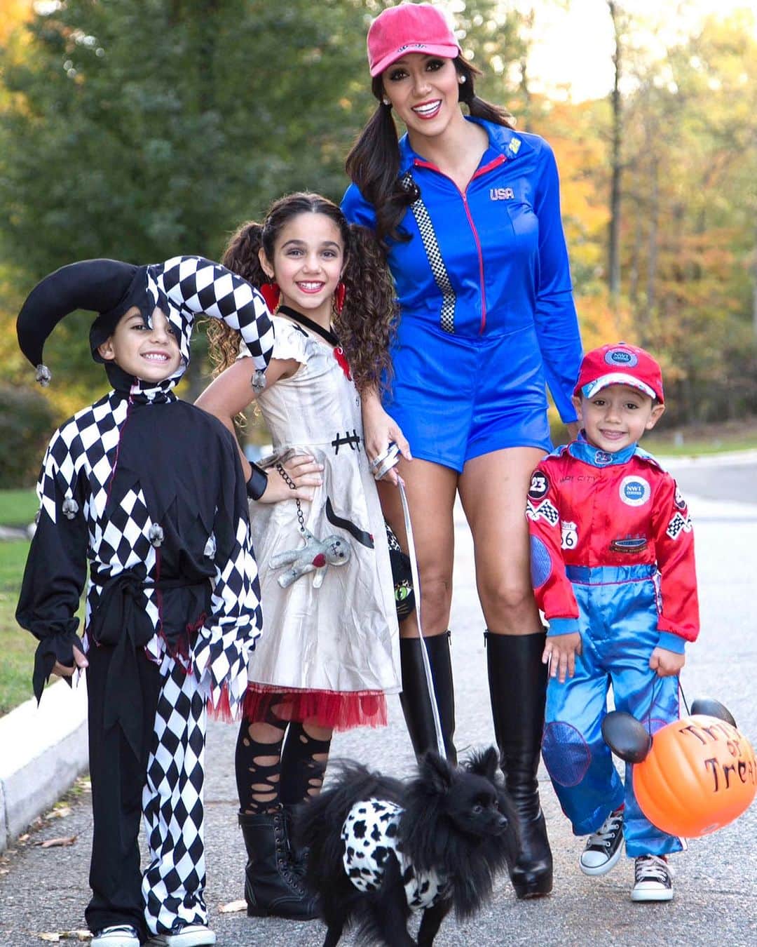 メリッサ・ゴーガのインスタグラム：「Halloween is my jam 🎃👻 God I wish they would still let me dress them up 🙃」