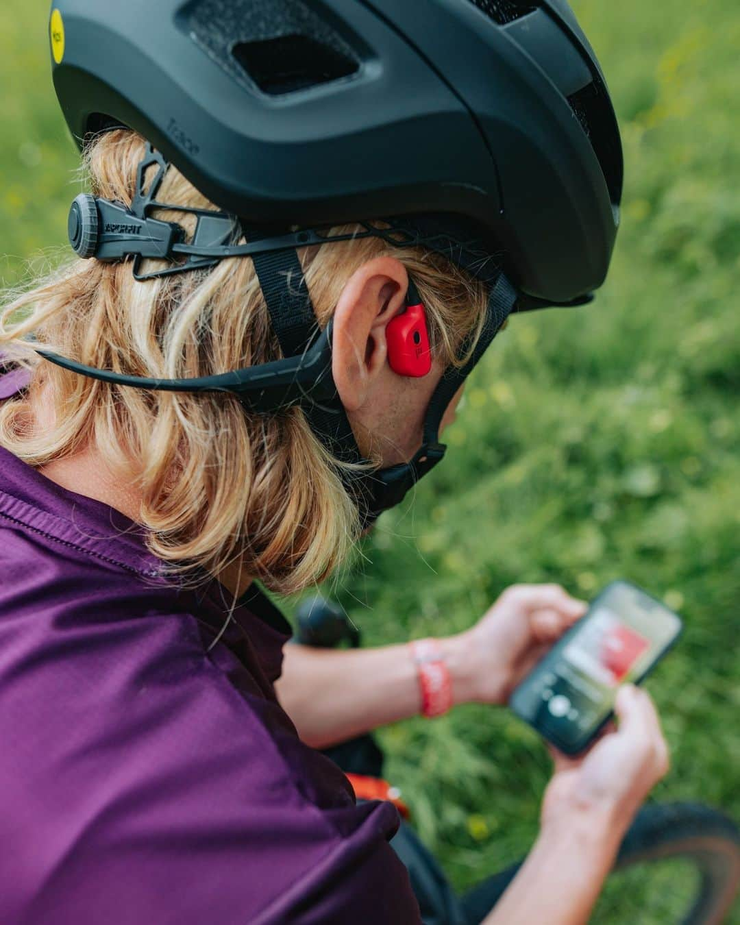 Suuntoさんのインスタグラム写真 - (SuuntoInstagram)「Add music to your next bike adventure. ⁣ ⁣ Put on your helmet, add Suunto Wing on top and you are ready to start your ride. Commuting in traffic or riding an abandoned trail in the mountains, hearing your surroundings is always a plus.⁣ ⁣ #SuuntoWing⁣ #Suunto #AdventureStartsHere」10月31日 22時00分 - suunto