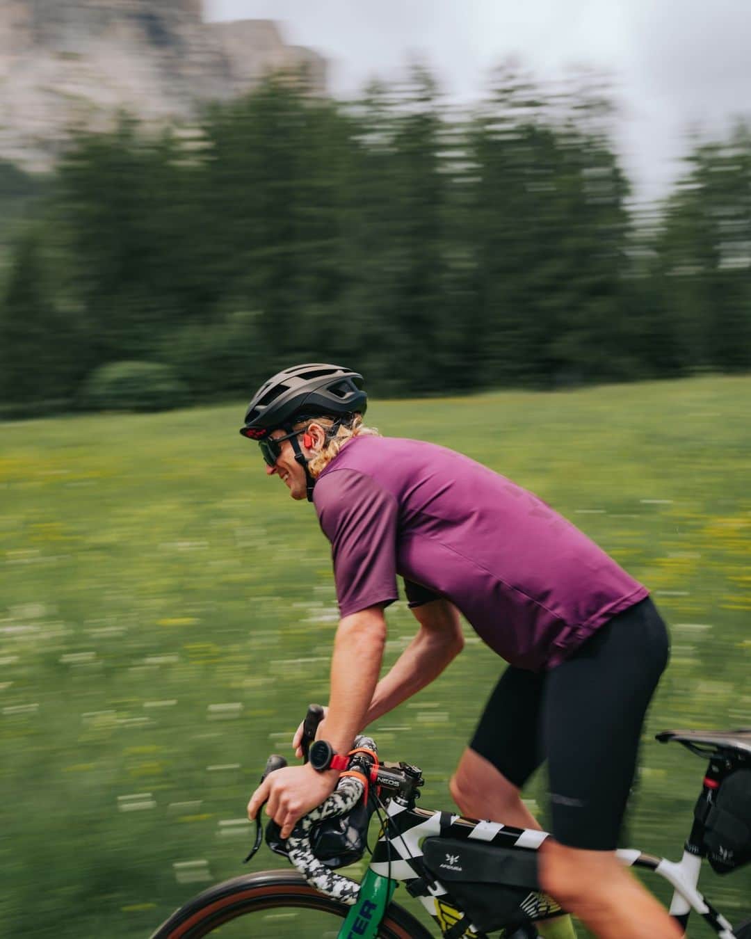 Suuntoのインスタグラム：「Add music to your next bike adventure. ⁣ ⁣ Put on your helmet, add Suunto Wing on top and you are ready to start your ride. Commuting in traffic or riding an abandoned trail in the mountains, hearing your surroundings is always a plus.⁣ ⁣ #SuuntoWing⁣ #Suunto #AdventureStartsHere」