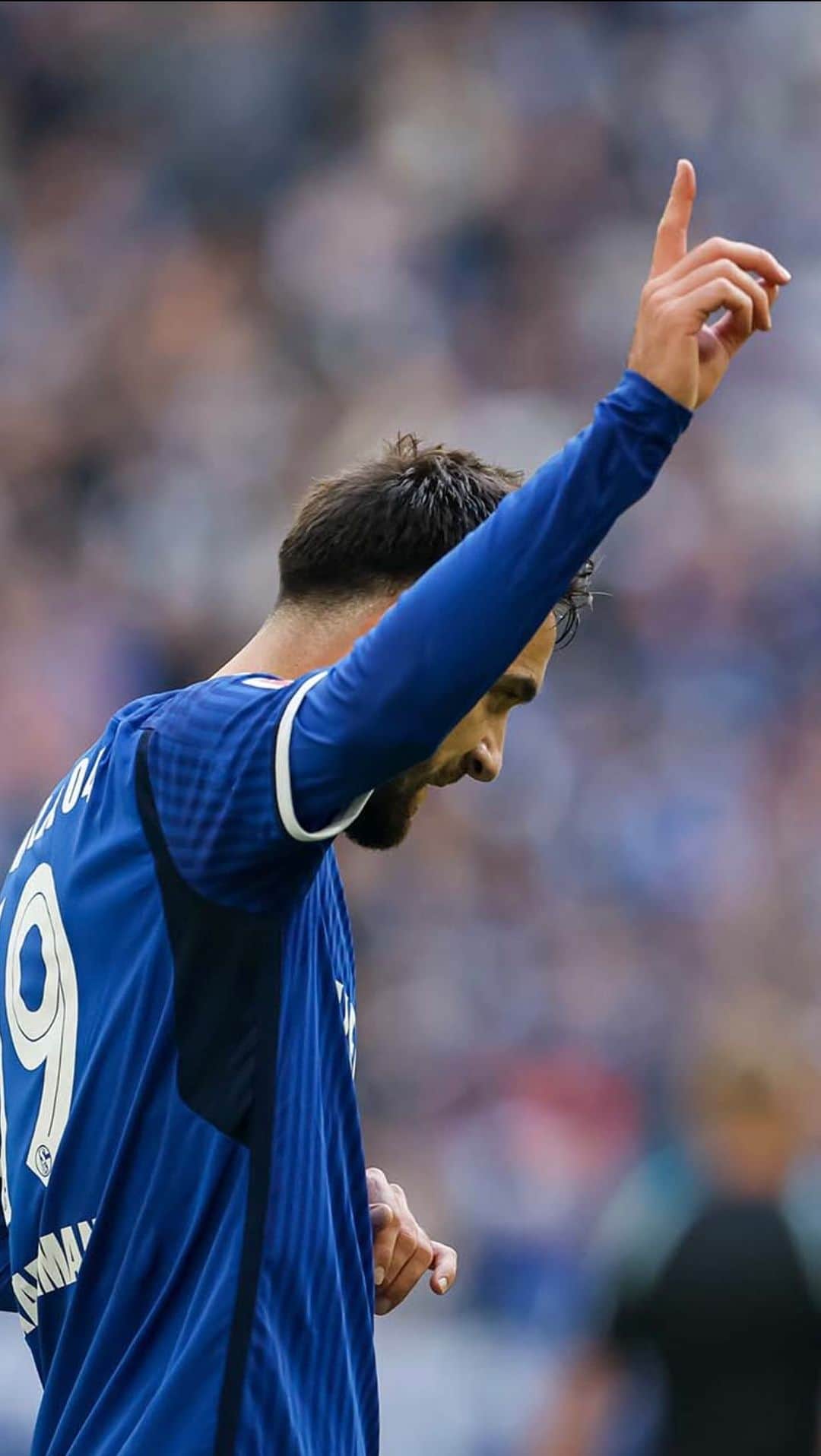 シャルケ04のインスタグラム：「In 0️⃣4️⃣ Stunden wollen wir mehr davon! ⚽️🔜 . . #Schalke #S04 #Football #Soccer #Fußball #Futbol #Knappen #EinLebenLang #🔵⚪️」