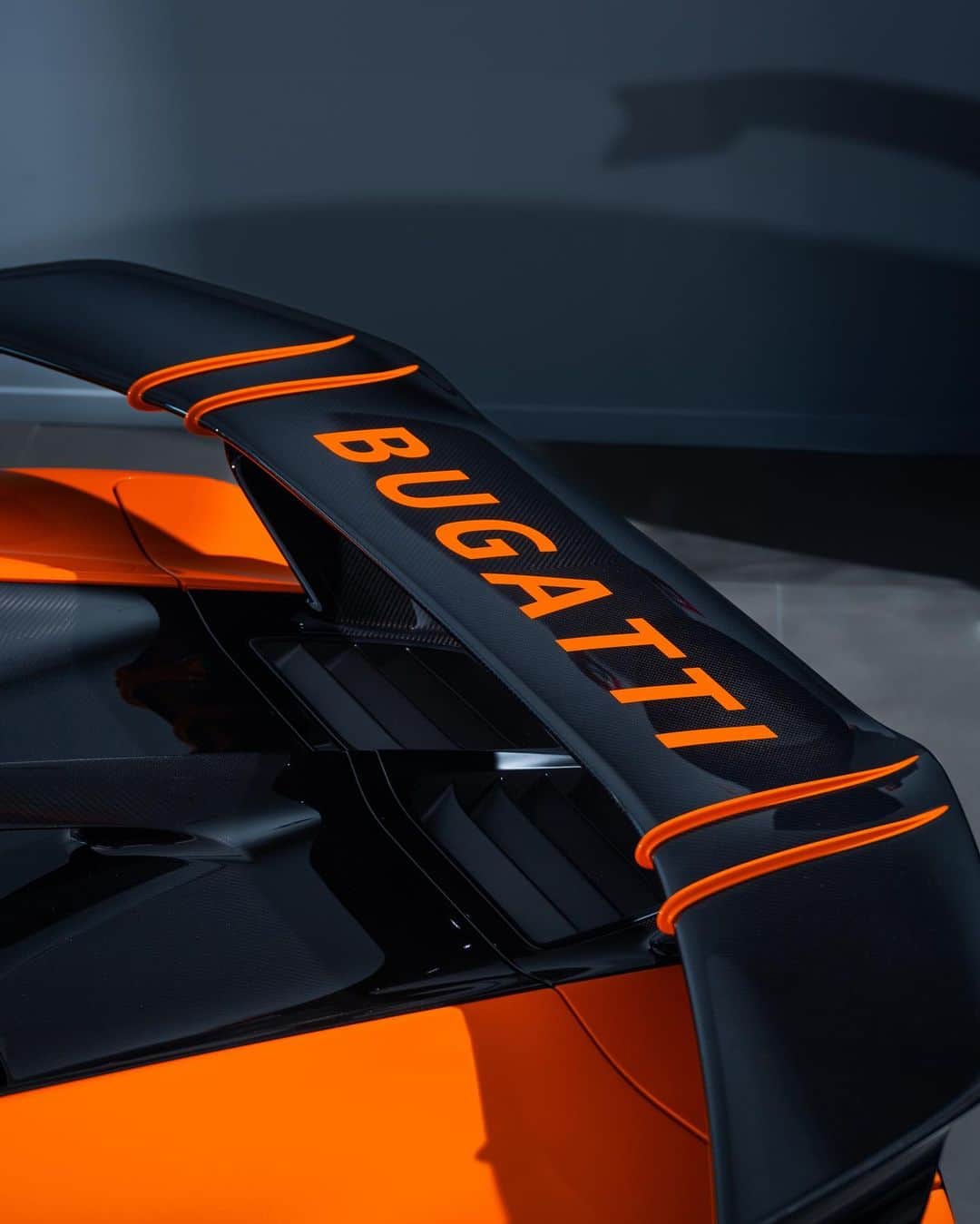 のインスタグラム：「Perfectly engineered for corners and lateral acceleration, meticulously designed to exact details envisaged by the client. This CHIRON Pur Sport, delivered by @BUGATTIGreenwich, epitomizes the BUGATTI ‘Form Follows Performance’ ethos.  A bespoke ‘Orange Infernal’ finish shocks the exterior and is brilliantly offset by the ‘Pur Sport’ exterior split immersed in Black Carbon, adding further depth to this Pur Sport’s already compelling instant visual impact.   The two visually contrasting treatments further entwine with one another with perfect poise: Black Carbon for the horseshoe but Orange Infernal for the mesh logo.  #BUGATTI CHIRONPurSport #BUGATTIGreenwich – WLTP: bugatti.link/consumption」