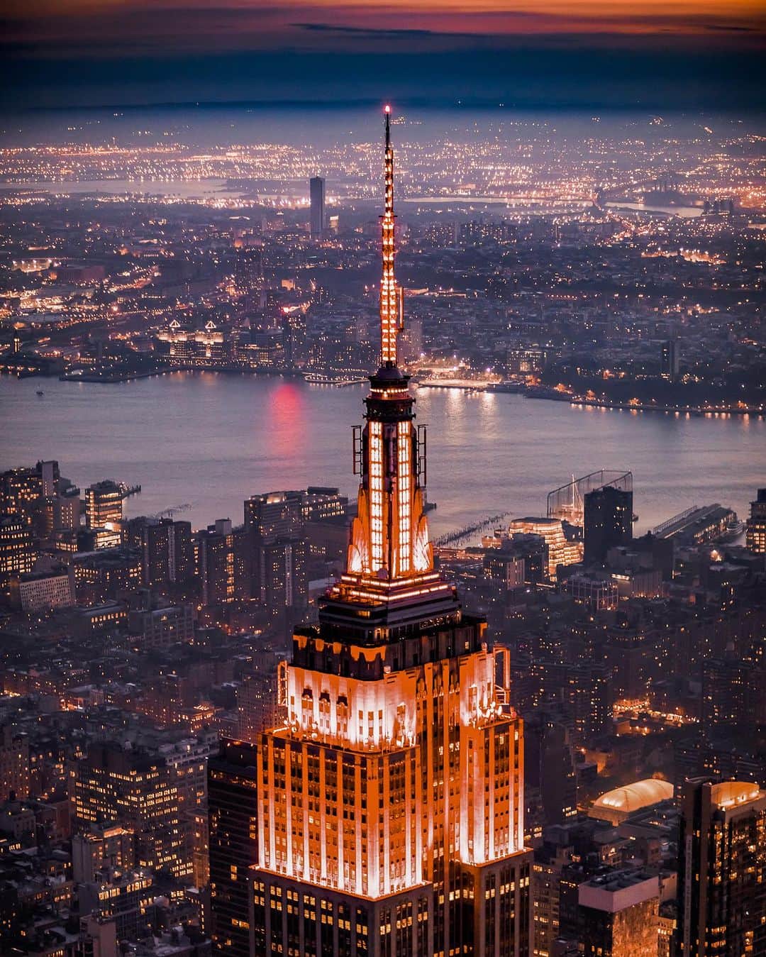 nyonairのインスタグラム：「Happy Halloween NYC! 🎃   #flynyon #nyc #halloween #newyork #empirestatebuilding」