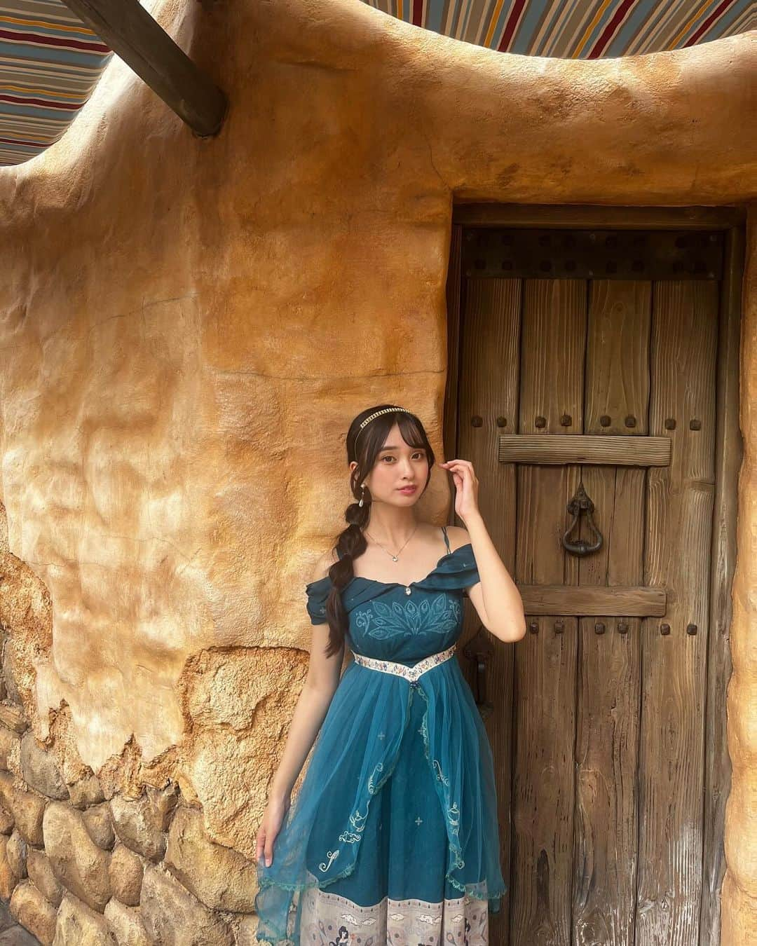 星野愛美のインスタグラム：「. Happy Halloween 🔮🖤 今年は、ちゃんとした仮装はしなかったけど、先日Disney Seaでありーとジャスミンになってきました🥺🩷 期間限定のパンプキンミルク美味しすぎたの~！！ 撮影データや写真たくさんあるのでお楽しみに✊🏻 . . . . #シブサン　#shibu3project #アイドル　#モデル　#被写体　#サロンモデル　#ロングヘア　#ジャスミンヘア　#ジャスミン　#アラジン　#Disney #disneysea #仮装　#ハロウィン　#05 #高校生　#jk #ljk #instagood #followｍe #ootd」