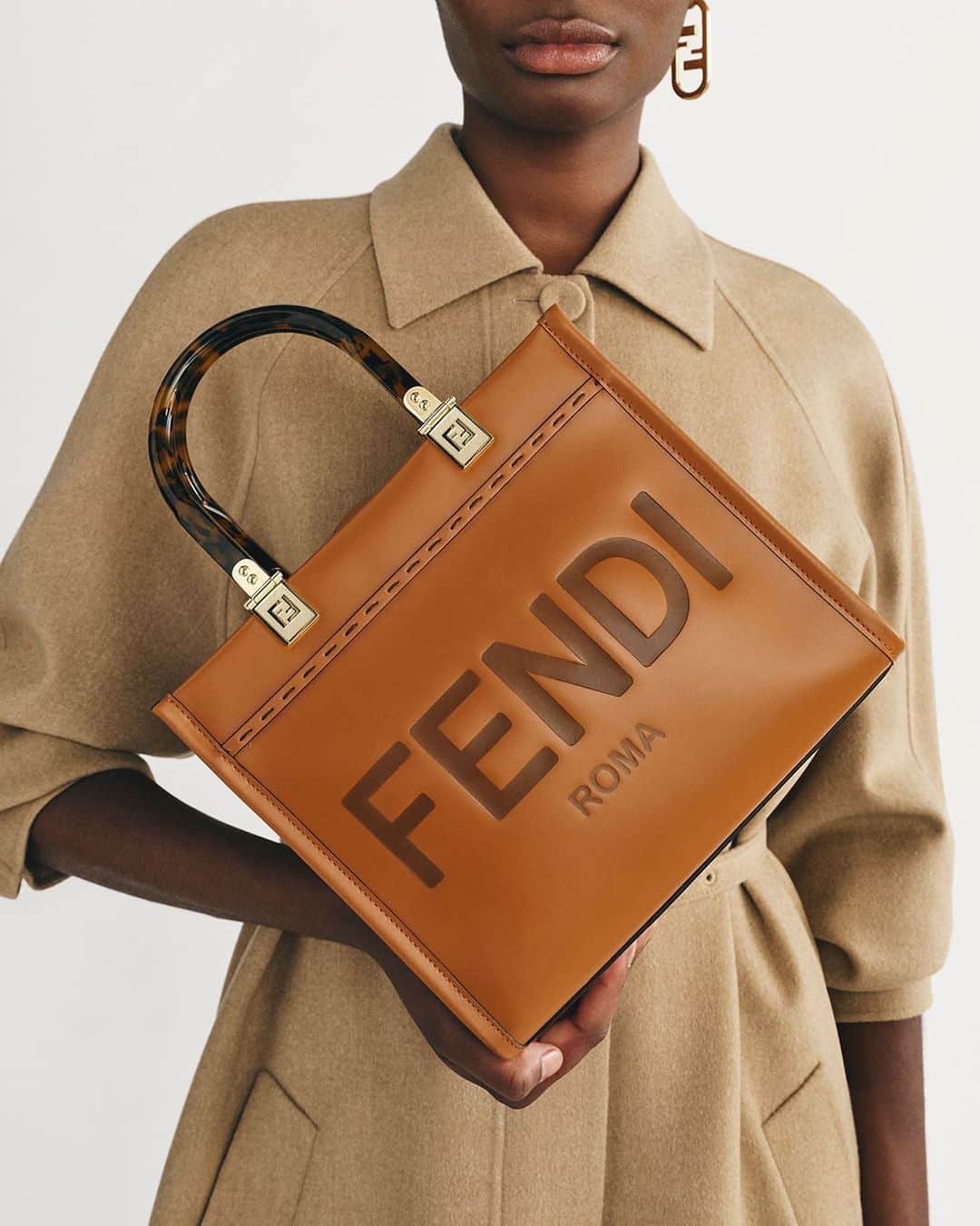 Fendiのインスタグラム：「Truly timeless. The #FendiSunshine shopper with its structured silhouette elevates the everyday.  Artistic Director of Couture and Womenswear: @mrkimjones  Artistic Director of Accessories and Menswear: @silviaventurinifendi  Artistic Director of Jewellery: @delfinadelettrez  Styling: @nilonilo_ Grooming: #ShingoShibata  Casting: @shelleydurkancasting  Photography: @ellenfedors_  Set: @mattjacksonmattjackson」