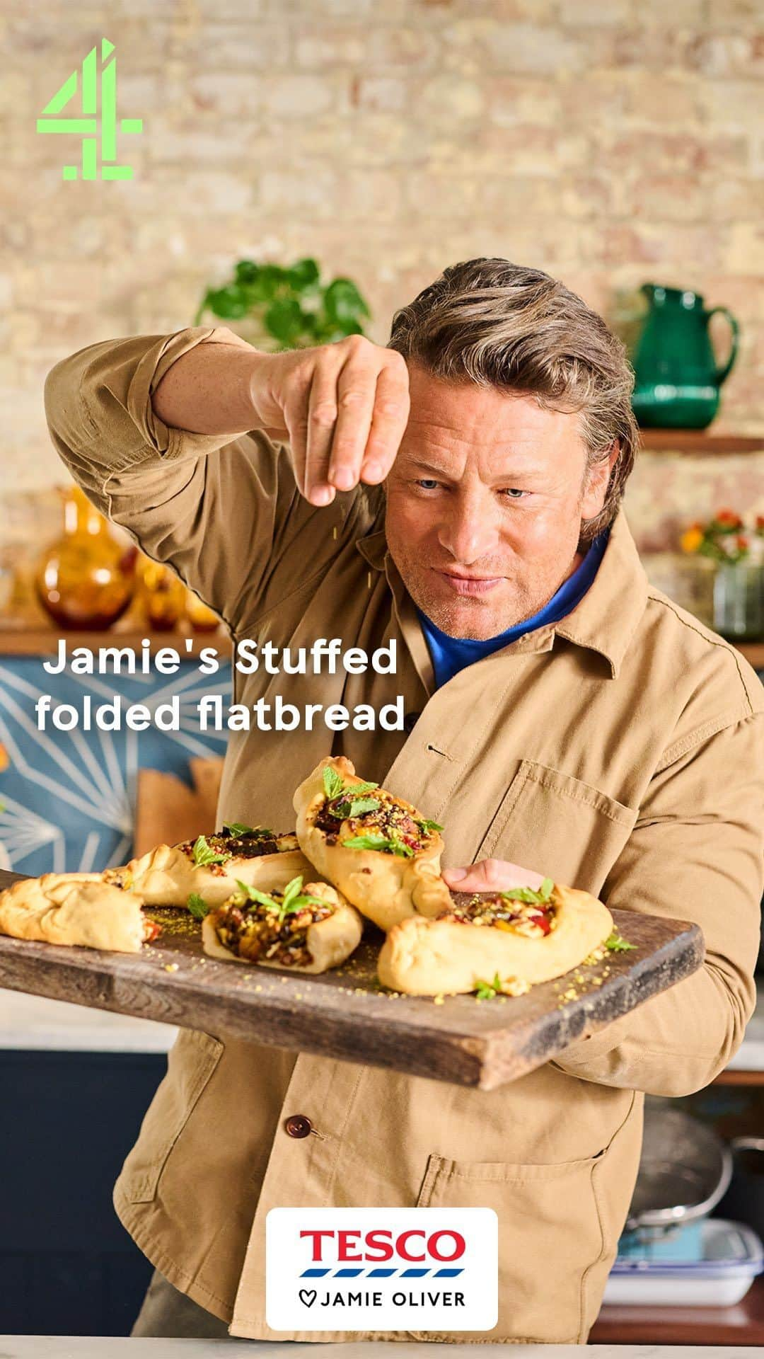 ジェイミー・オリヴァーのインスタグラム：「Give @jamieoliver’s utterly delicious Stuffed folded flatbreads a try - think toastie-meets-pizza-meets-pie. It’s a super fun recipe and makes a perfect portable lunch or dinner. Watch or stream Jamie’s 5 ingredient meals, brought to you by Tesco, on @channel4. For the full recipe, visit the link in bio. #jamies5ingredients」