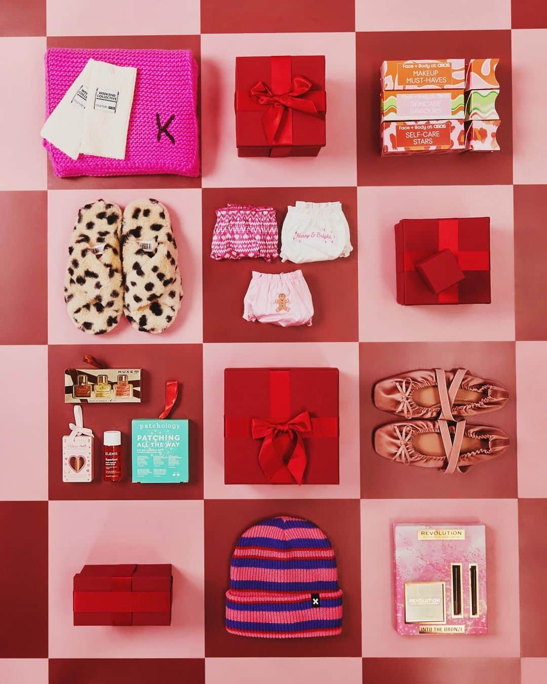 ASOSのインスタグラム：「It's TTII-IMEE... to start ticking those presents off the list 🎀🎄 The ASOS gift shop is offish *open*」