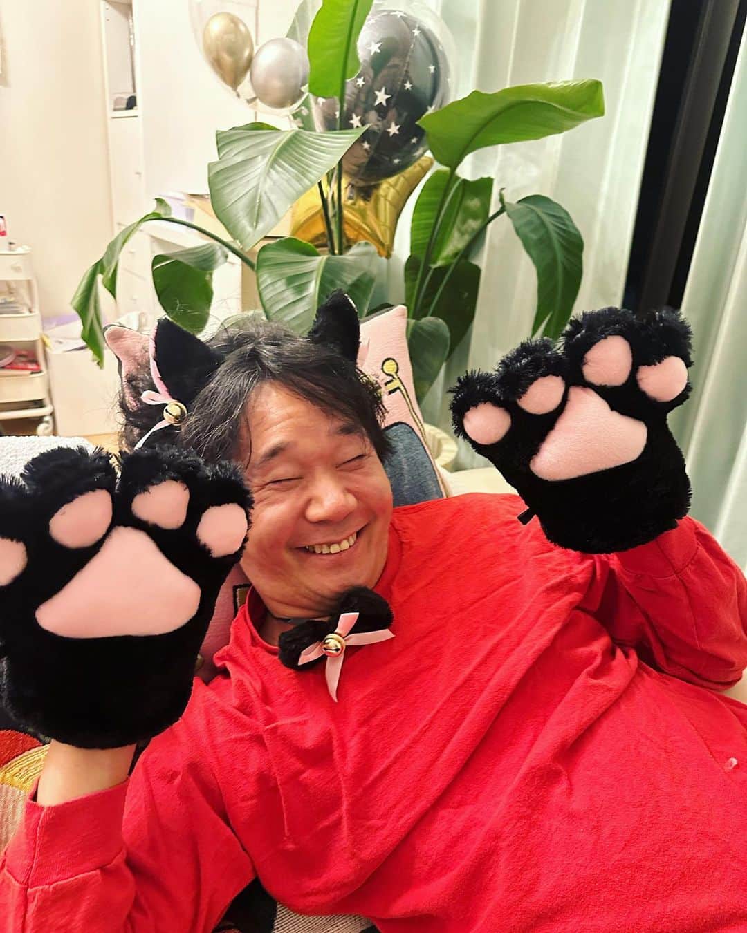 犬山紙子のインスタグラム：「ハッピーハロウィン！ とか言ってる場合ではない我が家でして 私が今インフルで療養中でございます😭 お仕事休ませていただいていますが、暖かい言葉をいただいてその言葉をそのまま治すパワーにしております😭  毎年打ってたインフルのワクチン間に合わなかったの悔しい。 来年もインフルの流行変なタイミングだったら怖いなあ😭  写真は1週間くらい前のつるちゃん つるちゃんと娘は完治してるのが救い。」