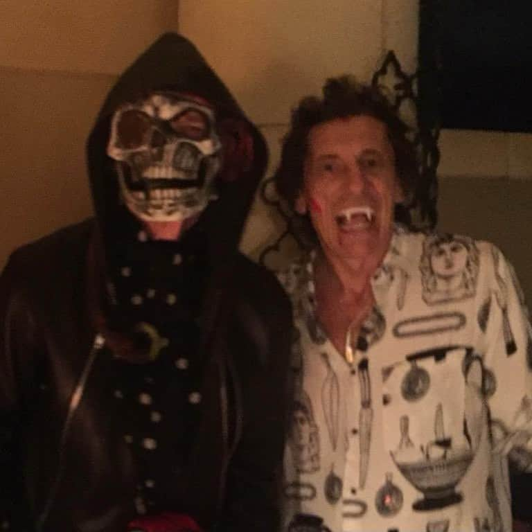 ロン・ウッドのインスタグラム：「🎃👻🧛🏼‍♂️ Happy Hallowe'en! Have as much fun as Mick and me!」