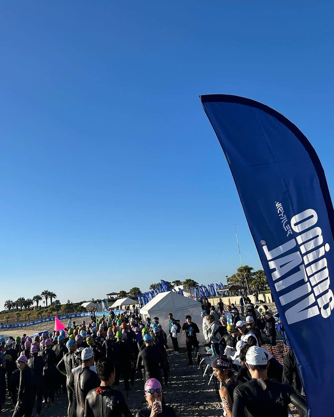 道端カレンさんのインスタグラム写真 - (道端カレンInstagram)「🏊‍♀️🚴‍♀️🏃‍♀️  日本エイジ選手権大会  年間のエイジ(年代別)チャンピオンを決める国内大会。  私も昔はポイントレースを周り、世界戦の派遣に選ばれたくて頑張ってた頃もありました笑  年間ランキングでは、2016年はエイジ3位、2017年は2位で、2018年はいよいよ！？と勝手に狙っていましたが股関節唇損傷で両股関節の手術をし、2018年はシーズンをまるっとお休みしました。  2019年にレースに復帰し、国内の2大会で女子総合優勝をしましたが、当時最低3レースに出場しなくてはいけないルールだったため、この日本エイジ選手権の出場資格はありませんでした。  そして翌年からコロナ禍となり、トライアスロン大会は全て中止になって気がつけば私はボディメイクにハマってしまい、トライアスロンレースから離れてしまいました。  今回、エリートのワールドカップと、日本エイジ選手権と2日間携わらせていただき、やっぱりトライアスロン好きだなぁと選手たちのキツそうな最後のランパート見ながら羨ましさを感じていました。  いつかまたトライアスロンのレースに戻れる日のために、筋肉たくさんつけて身体を鍛えたいなと思いました笑😆」10月31日 22時12分 - karenmichibata