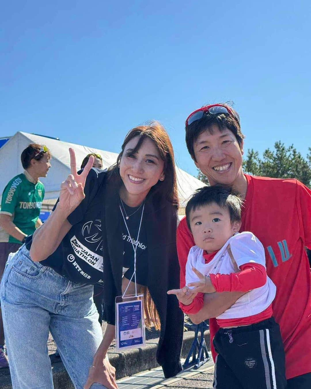 道端カレンさんのインスタグラム写真 - (道端カレンInstagram)「🏊‍♀️🚴‍♀️🏃‍♀️  日本エイジ選手権大会  年間のエイジ(年代別)チャンピオンを決める国内大会。  私も昔はポイントレースを周り、世界戦の派遣に選ばれたくて頑張ってた頃もありました笑  年間ランキングでは、2016年はエイジ3位、2017年は2位で、2018年はいよいよ！？と勝手に狙っていましたが股関節唇損傷で両股関節の手術をし、2018年はシーズンをまるっとお休みしました。  2019年にレースに復帰し、国内の2大会で女子総合優勝をしましたが、当時最低3レースに出場しなくてはいけないルールだったため、この日本エイジ選手権の出場資格はありませんでした。  そして翌年からコロナ禍となり、トライアスロン大会は全て中止になって気がつけば私はボディメイクにハマってしまい、トライアスロンレースから離れてしまいました。  今回、エリートのワールドカップと、日本エイジ選手権と2日間携わらせていただき、やっぱりトライアスロン好きだなぁと選手たちのキツそうな最後のランパート見ながら羨ましさを感じていました。  いつかまたトライアスロンのレースに戻れる日のために、筋肉たくさんつけて身体を鍛えたいなと思いました笑😆」10月31日 22時12分 - karenmichibata