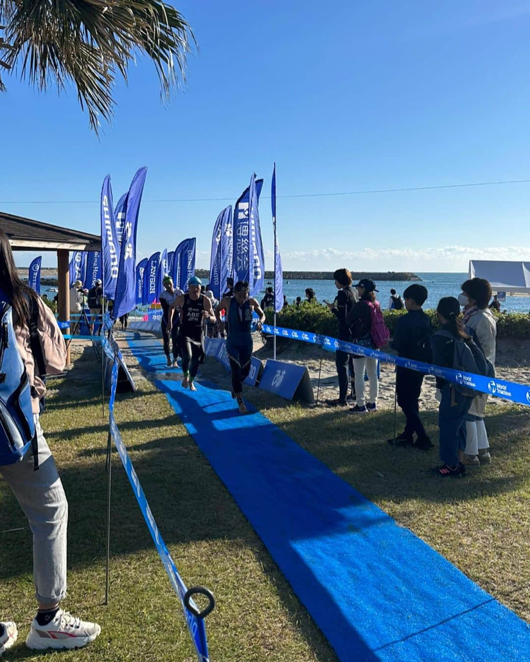 道端カレンさんのインスタグラム写真 - (道端カレンInstagram)「🏊‍♀️🚴‍♀️🏃‍♀️  日本エイジ選手権大会  年間のエイジ(年代別)チャンピオンを決める国内大会。  私も昔はポイントレースを周り、世界戦の派遣に選ばれたくて頑張ってた頃もありました笑  年間ランキングでは、2016年はエイジ3位、2017年は2位で、2018年はいよいよ！？と勝手に狙っていましたが股関節唇損傷で両股関節の手術をし、2018年はシーズンをまるっとお休みしました。  2019年にレースに復帰し、国内の2大会で女子総合優勝をしましたが、当時最低3レースに出場しなくてはいけないルールだったため、この日本エイジ選手権の出場資格はありませんでした。  そして翌年からコロナ禍となり、トライアスロン大会は全て中止になって気がつけば私はボディメイクにハマってしまい、トライアスロンレースから離れてしまいました。  今回、エリートのワールドカップと、日本エイジ選手権と2日間携わらせていただき、やっぱりトライアスロン好きだなぁと選手たちのキツそうな最後のランパート見ながら羨ましさを感じていました。  いつかまたトライアスロンのレースに戻れる日のために、筋肉たくさんつけて身体を鍛えたいなと思いました笑😆」10月31日 22時12分 - karenmichibata