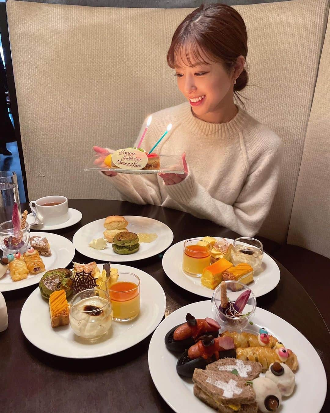 田原萌々さんのインスタグラム写真 - (田原萌々Instagram)「🥳 誕生日が近い親友と ハロウィンアフタヌーンで 遅めの誕生日を祝い合いました🎃🫖  毎年恒例になりつつある合同バースデー会💜🧡  さつまいもとチーズのミイラパイ🥧に 指の形のホットドッグ🌭 カボチャのプリン🍮などなど  食欲の秋ですね☺️ 秋を感じるスイーツやセイボリーを お腹いっぱい堪能できました🍁  ☆ちなみに… 　　明日よる7時からは 　　くりぃむクイズミラクル9放送です！ 　　2時間SPです！是非ご覧ください！！☺︎  #ハロウィーン#ハロウィン#アフタヌーン#アフタヌーンティー#カボチャ#かぼちゃプリン#ホットドッグ#サンドイッチ#サンドウィッチ#スコーン#アフタヌーンティー巡り#スイーツ#セイボリー#誕生日#誕生日会#誕生日プレート#バースデープレート#バースデーケーキ#バースデー#バースデー会#合同誕生日会#9月生まれ#ちょっと遅めの誕生日プレゼント#プレゼント交換もしました#happyhalloween#bd#halloween#halloweenafternoontea#afternoontea#ootd」10月31日 22時12分 - tahara_momo