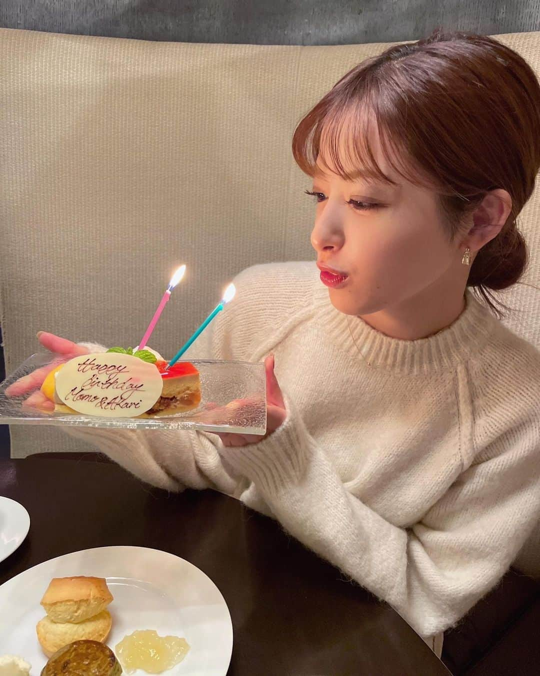 田原萌々さんのインスタグラム写真 - (田原萌々Instagram)「🥳 誕生日が近い親友と ハロウィンアフタヌーンで 遅めの誕生日を祝い合いました🎃🫖  毎年恒例になりつつある合同バースデー会💜🧡  さつまいもとチーズのミイラパイ🥧に 指の形のホットドッグ🌭 カボチャのプリン🍮などなど  食欲の秋ですね☺️ 秋を感じるスイーツやセイボリーを お腹いっぱい堪能できました🍁  ☆ちなみに… 　　明日よる7時からは 　　くりぃむクイズミラクル9放送です！ 　　2時間SPです！是非ご覧ください！！☺︎  #ハロウィーン#ハロウィン#アフタヌーン#アフタヌーンティー#カボチャ#かぼちゃプリン#ホットドッグ#サンドイッチ#サンドウィッチ#スコーン#アフタヌーンティー巡り#スイーツ#セイボリー#誕生日#誕生日会#誕生日プレート#バースデープレート#バースデーケーキ#バースデー#バースデー会#合同誕生日会#9月生まれ#ちょっと遅めの誕生日プレゼント#プレゼント交換もしました#happyhalloween#bd#halloween#halloweenafternoontea#afternoontea#ootd」10月31日 22時12分 - tahara_momo