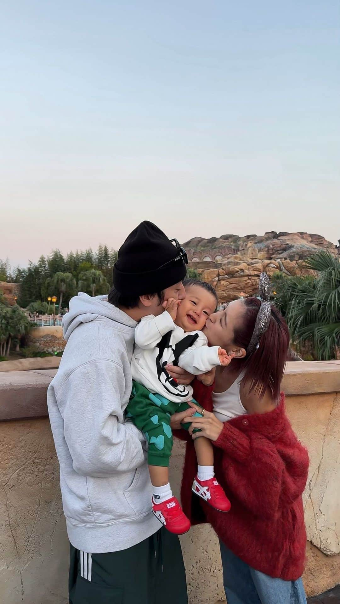 徳永 美乃里のインスタグラム：「in Disney sea🐭❤️ 4人で行けたね💛　　🧑🏻‍🦱👩🏼👦🏻(🤰🏼👶🏻)  ひっさびさのSeaでした🥹💗  虎は初めてのseaデビュー🐭！  今月も行きたい！笑笑」