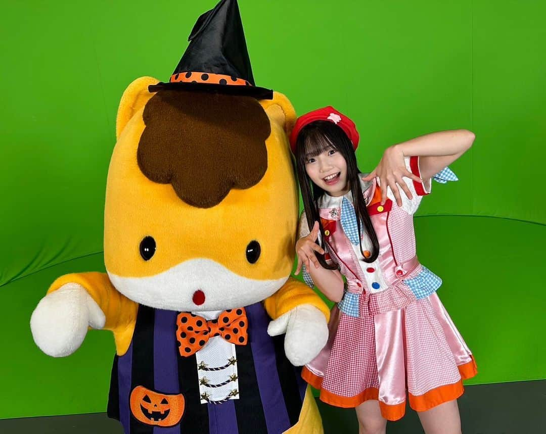 miyuのインスタグラム：「今日はハロウィンですね🎃👻  ハッピーハロウィ〜ン 今年は残念ながら私は仮装していません。。。  #劇団ぐんまちゃん ハロウィンにピッタリな楽曲もUPされてるので良かったら見てください🐈‍⬛  そしてYouTube総再生回数が100万回を超えました👏🏻 見てくださる方に感謝です！！ コンサートも含めこれからも頑張ります🎵 チャンネル登録もぜひお願いしますっ」