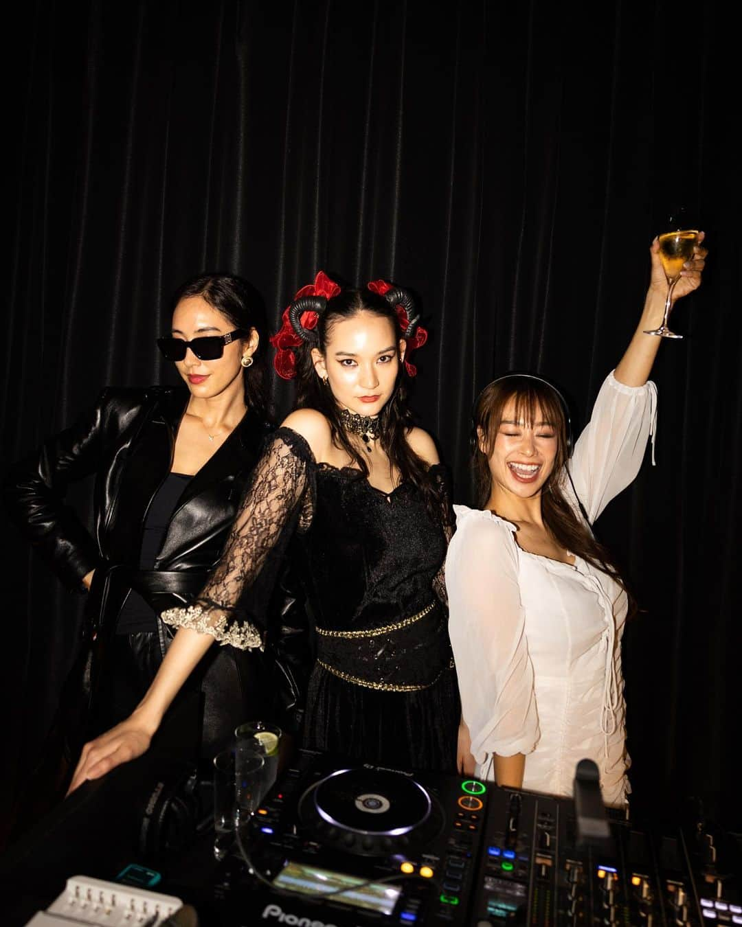 山中海輝さんのインスタグラム写真 - (山中海輝Instagram)「Repost #GoldBaratEDITION's dark wood-paneled interior set the perfect tone for guests to celebrate Halloween over the weekend with DJ sets from DJ Ruckus, Mona Matsuoka, and more. #TokyoEDITIONToranomon  Gold Bar at EDITION のダークな木目調の内装で、DJ Ruckus、Mona MatsuokaなどのDJセットで週末のハロウィーンを祝うゲストに完璧な雰囲気を演出。 #TokyoEDITIONToranomon」10月31日 22時05分 - kaikiyamanaka