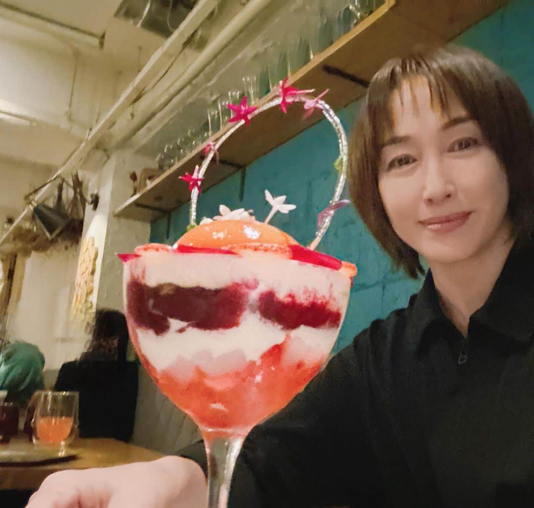 のインスタグラム：「仕事終わり、ハロウィン🎃だし 久々の夜パフェ🍨に マネージャーさんが連れて行ってくれました♪ happy halloween🎃✨  #夜パフェ  #ハロウィンスイーツ」