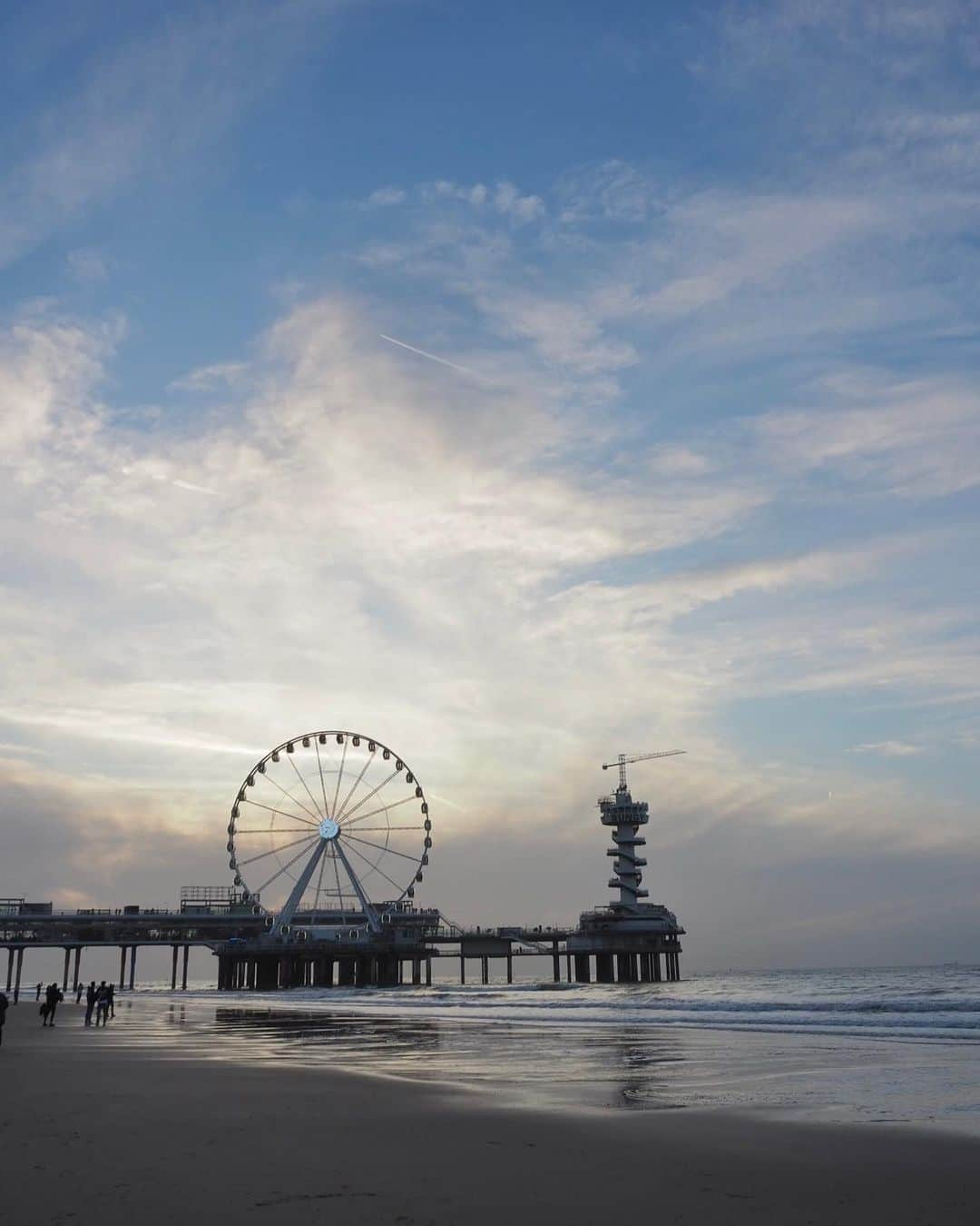 naho_7さんのインスタグラム写真 - (naho_7Instagram)「. 🎡☁️🩵 海でのーんびり過ごした先週末 夕方からはちょっと太陽でてくれた☺️  ここが例のスケベニンゲンか〜としみじみ 昔トリビアの泉に出てたのなんか覚えてた笑 多分スヘフェニゲンのが近いのかな  ここまた夏にきたいなあ〜  #depier #scheveningen #scheveningenbeach #amsterdamlife #オランダ #オランダ生活 #ヨーロッパ生活」10月31日 22時05分 - naho_7