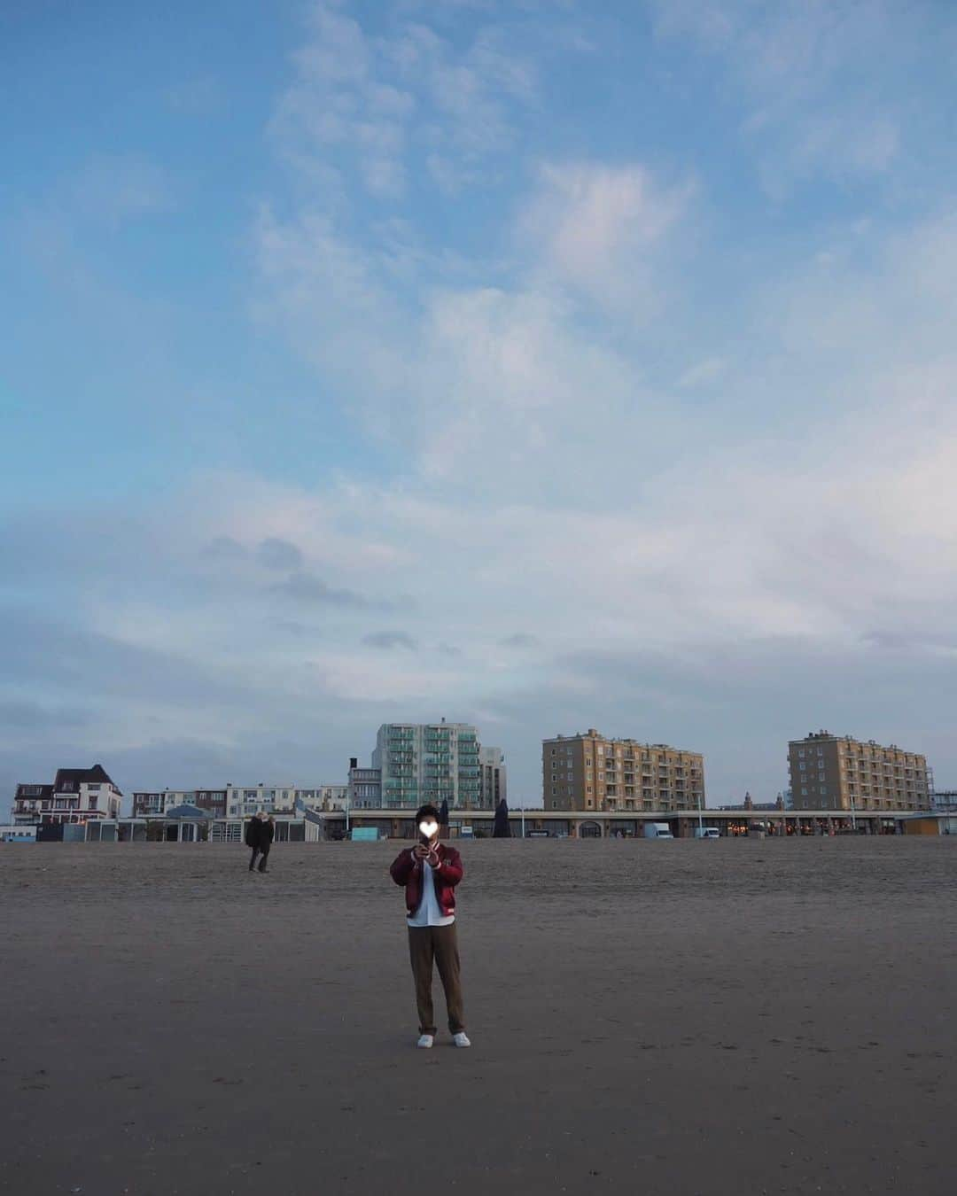 naho_7さんのインスタグラム写真 - (naho_7Instagram)「. 🎡☁️🩵 海でのーんびり過ごした先週末 夕方からはちょっと太陽でてくれた☺️  ここが例のスケベニンゲンか〜としみじみ 昔トリビアの泉に出てたのなんか覚えてた笑 多分スヘフェニゲンのが近いのかな  ここまた夏にきたいなあ〜  #depier #scheveningen #scheveningenbeach #amsterdamlife #オランダ #オランダ生活 #ヨーロッパ生活」10月31日 22時05分 - naho_7