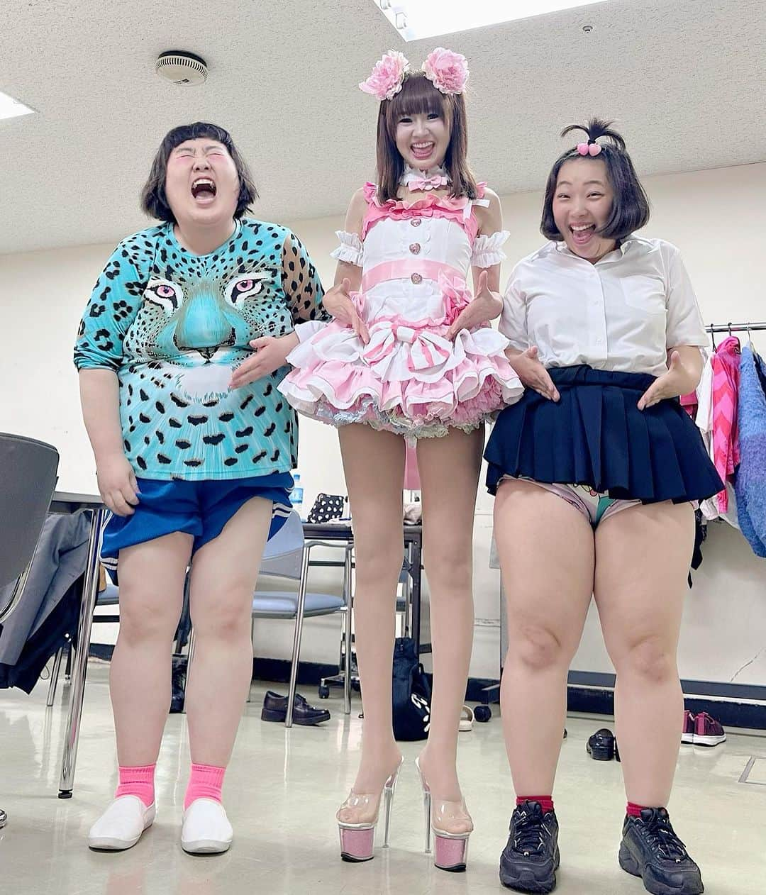 さゆりさんのインスタグラム写真 - (さゆりInstagram)「徳島で一緒だった新喜劇女性メンバーの巻〜😆💖  #藍ちゃんとはせやねんでよく会えるけど💕 #今回 #あきえ姉さんに会えるのが嬉しくて〜😍🎶 #30うん年前初めてお会いした時からず 〜っと優しい💖 #大好きなあきえ姉さん😍 #姉さんはセーラー服もまだまだいけてますの巻〜🤣 #そして🎶 #何故か楽屋でさゆりの脚が大人気🤣💦 #並んでお写真撮る事に〜😆 #藍ちゃんとほたるちゃんに挟んでもらうの巻〜🤣 #よしもとは楽しいぼよよ〜🤗🎶 #かつみさゆり #浅香あき恵姉さん　#酒井藍ちゃん #五十嵐サキちゃん　#重谷ほたるちゃん #小林ゆうちゃん　#大塚澪ちゃん #吉本新喜劇」10月31日 22時05分 - katsumisayuri_sayuri