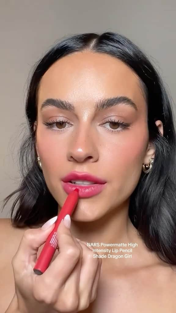 NARSのインスタグラム：「The blurred lip breakdown. Watch how @danielllestrada achieves this look with Powermatte High-Intensity Lip Pencil in Dragon Girl.」