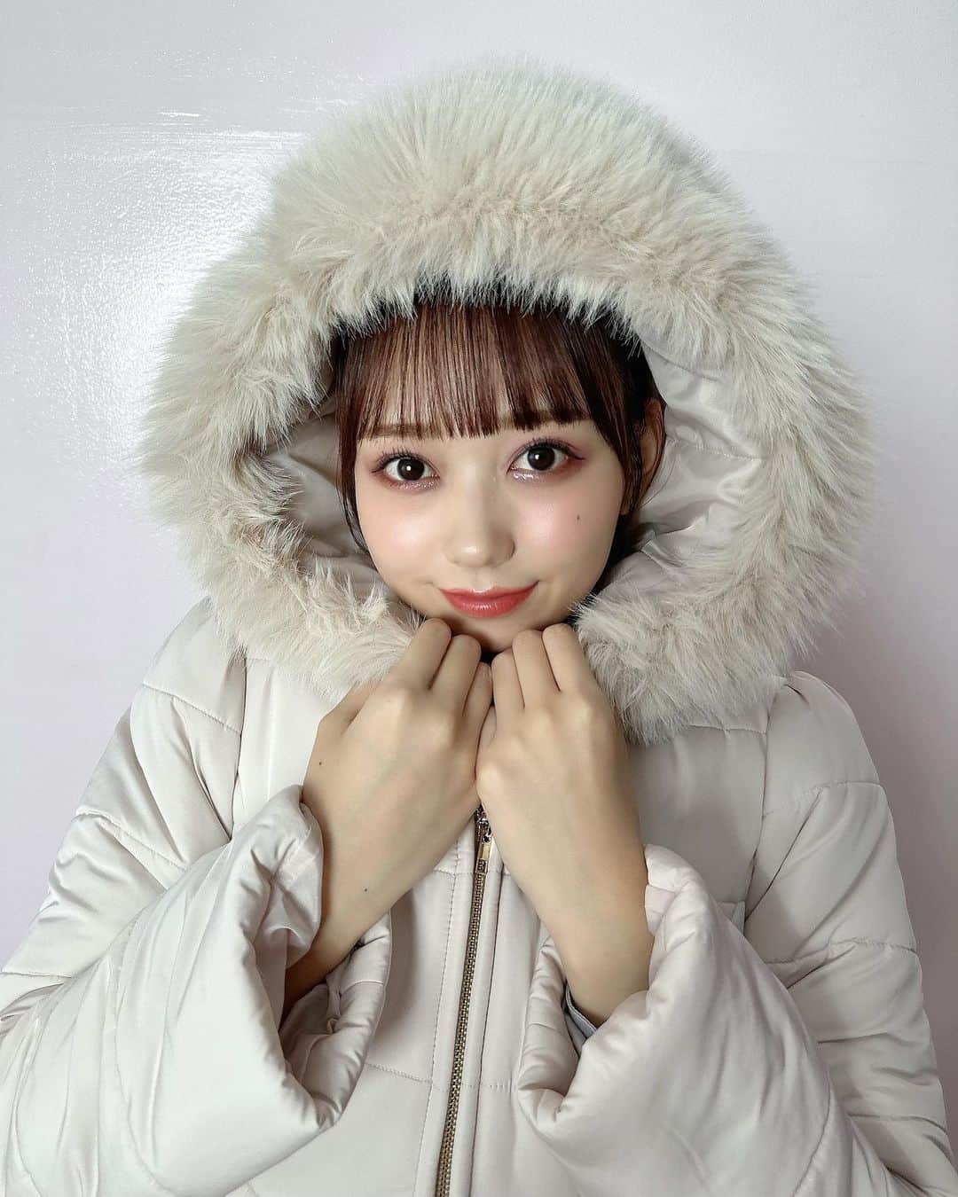 evelynのインスタグラム：「AKB48 大盛真歩さんが着る evelyn冬コレクション⛄♡ ㅤㅤㅤㅤㅤㅤㅤㅤㅤㅤㅤㅤㅤ カタログが完成致しました✨ ㅤㅤㅤㅤㅤㅤㅤㅤㅤㅤㅤㅤㅤ 11/1 〜 全店舗にて お買い上げいただいたお客様にお渡しいたします！！ ↳ 通販でも近日配布開始予定です。 ㅤㅤㅤㅤㅤㅤㅤㅤㅤㅤㅤㅤㅤㅤㅤㅤㅤㅤㅤㅤㅤㅤㅤㅤㅤㅤ 店舗ではポスターも順次展開を開始しております！ お写真もOKなので、 是非店舗にもお待ちいたしております💕 ㅤㅤㅤㅤㅤㅤㅤㅤㅤㅤㅤㅤㅤㅤㅤㅤㅤㅤㅤㅤㅤㅤㅤㅤㅤㅤ 本日はオフショットを大放出しちゃいます♡ どのお洋服もお似合いで可愛さ満載なまほぴょんです🐰 ㅤㅤㅤㅤㅤㅤㅤㅤㅤㅤㅤㅤㅤ #evelyn #エブリン #大盛真歩 #まほぴょん」