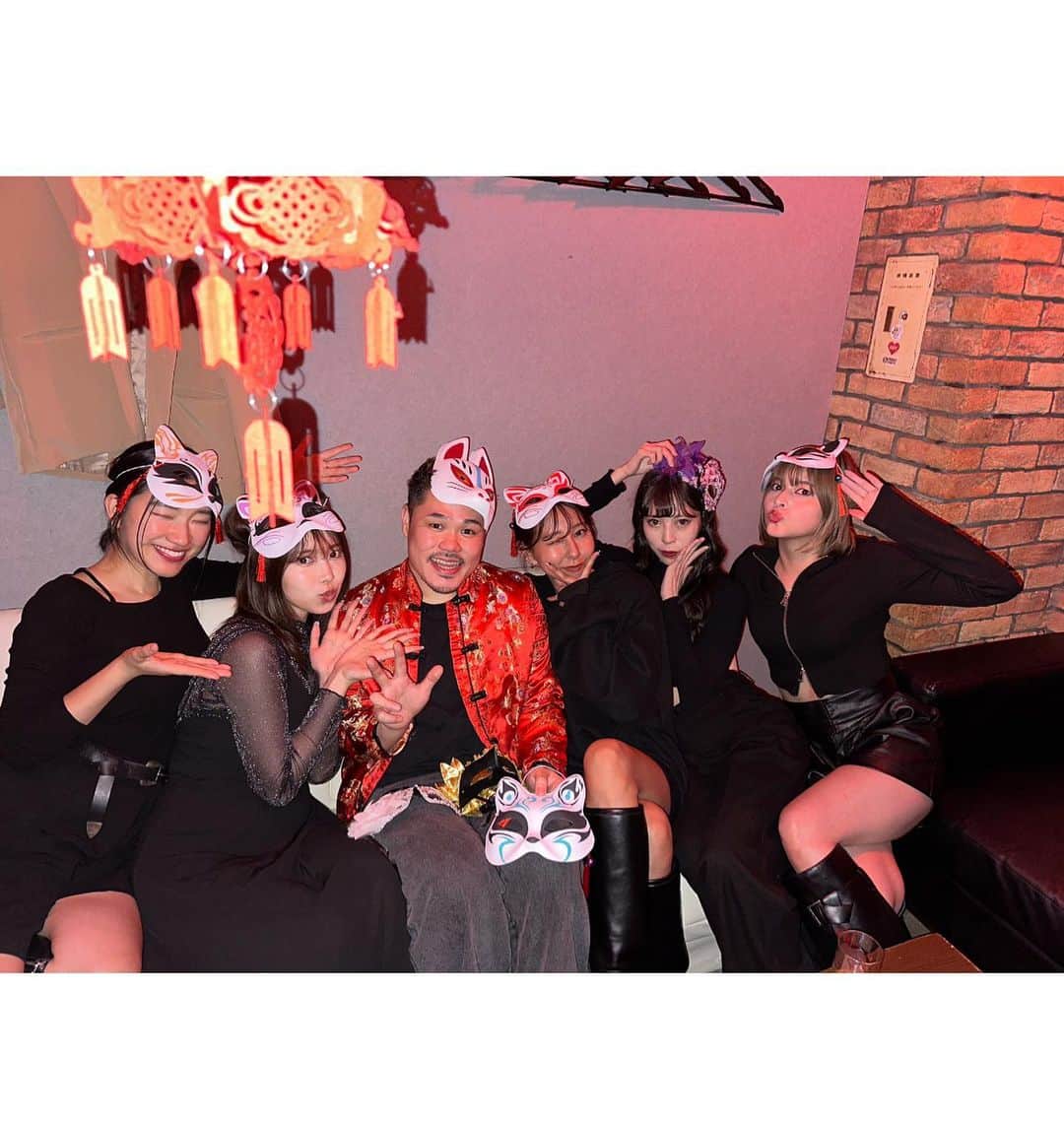 中川ジュリアのインスタグラム：「超楽しかった @kyosuke_sewing ちゃんの誕生日会❣️ ハロウィンパーティー感も味わえて最高だった！ みんな世代近いカラオケも笑」