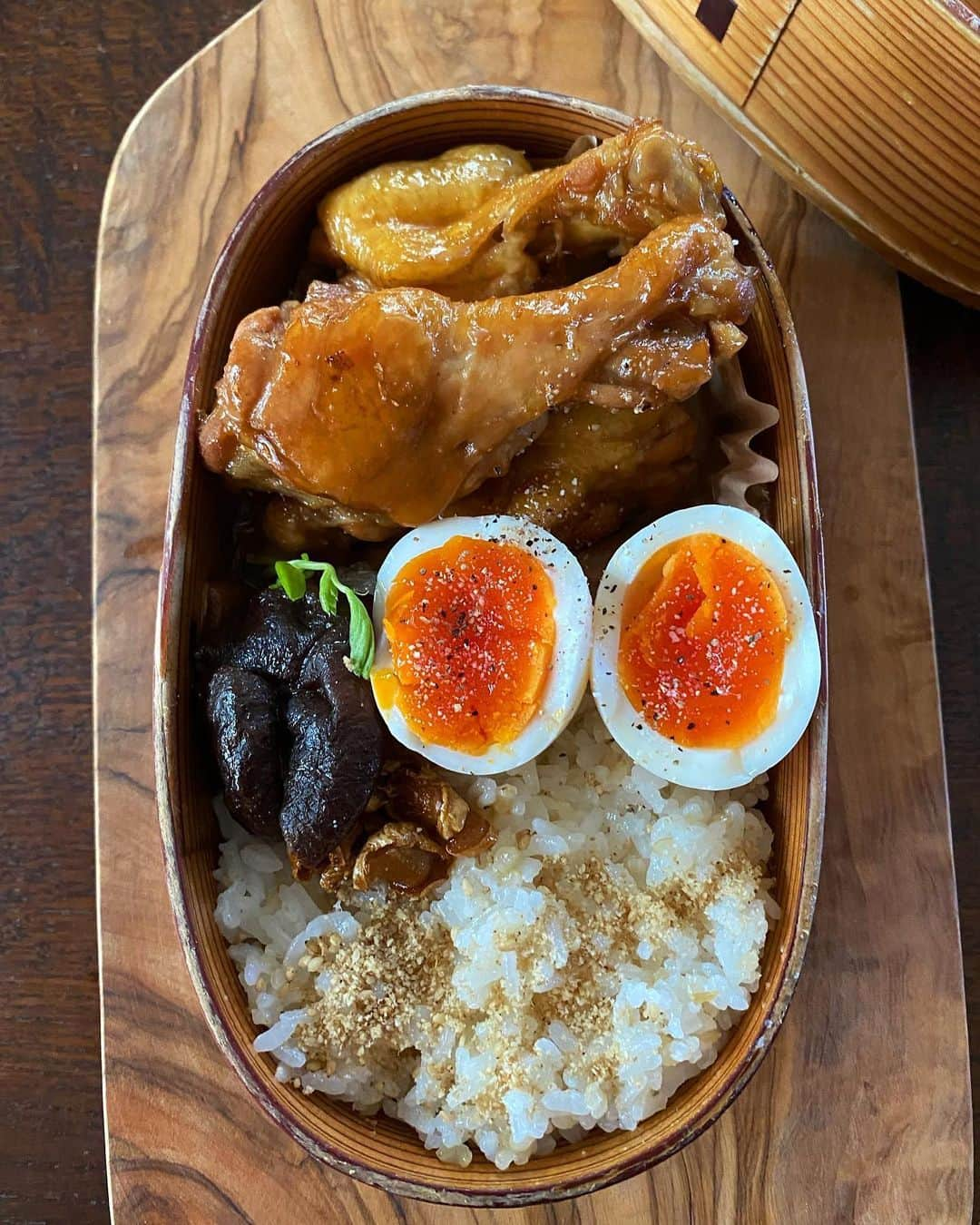 aomojiのインスタグラム：「今日の弁当  １０月近頃のお弁当  新米も出たので〜  #お弁当 #わっぱ #曲げわっぱ #大館曲げわっぱ #素朴ごはん #家族弁当#暮らし#obento #life #foodstagram #homemade #homecooking #yummy #aomojibento」