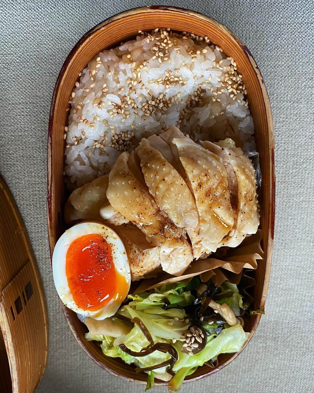 aomojiさんのインスタグラム写真 - (aomojiInstagram)「今日の弁当  １０月近頃のお弁当  新米も出たので〜  #お弁当 #わっぱ #曲げわっぱ #大館曲げわっぱ #素朴ごはん #家族弁当#暮らし#obento #life #foodstagram #homemade #homecooking #yummy #aomojibento」10月31日 22時13分 - aomoji