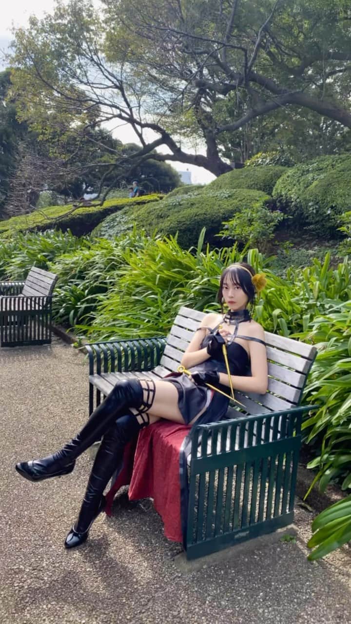 郡司りかのインスタグラム：「コスプレ慣れてなくて、腹巻き見えてる。笑  今年もひとりで早朝ハロウィンしてきた。 初めてのアニメコスプレ。  妹、撮影してくれてありがとう😹  #ハロウィン #ハロウィンコスプレ #コスプレ #アニメ #halloween #cosplay #spyxfamilycosplay」