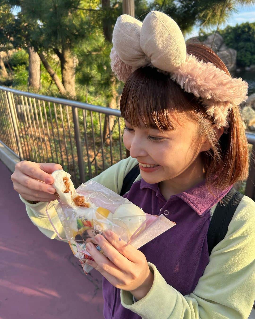 坂口有望のインスタグラム：「いつかのきろく🫧 ͛  友達｢広角レンズで顔を真ん中にしたら盛れるねんて｣  私｢えーーー耳まで餡入ってる！｣」