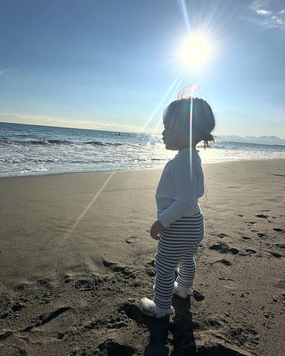 志田友美（ゆうみん）さんのインスタグラム写真 - (志田友美（ゆうみん）Instagram)「👧🏻♡  海でのんびり〜気持ちいい🫧」10月31日 22時21分 - yuumi_shida